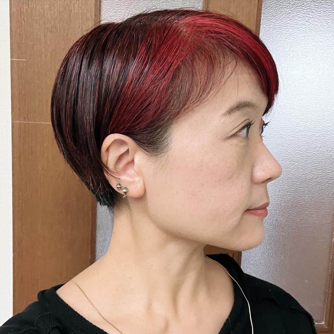 水谷さるころのインスタグラム：「息子のヘアカットと、自分のヘアカットとカラーしてたら午前中終わってた…ってなんか、インスタ仕様が変わってます？！　細かい編集できなくなってる？。　#セルフカット記録」