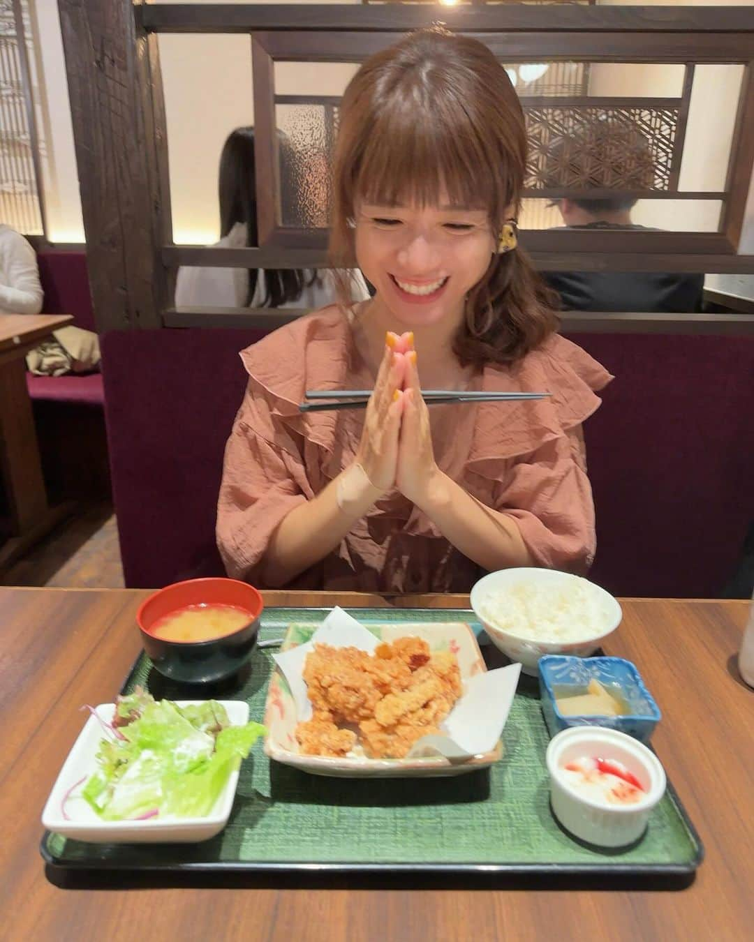 藤田麻衣子のインスタグラム：「ランチで選ぶ定食1位はいつも唐揚げ。  弾き語りライブ〜恋に落ちて〜のチケット一般発売開始、京都と渋谷共に完売となりました。早くからお申し込みありがとうございました😊2/12（祝月）に仙台で追加公演が決まりました。ライブ楽しみです✨」