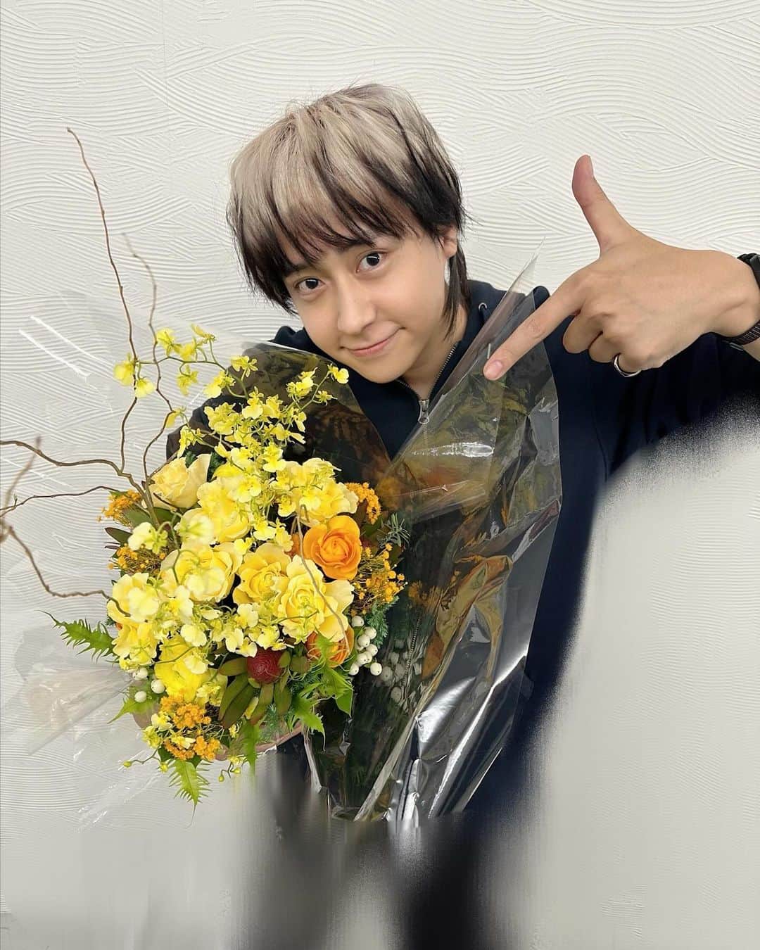 八乙女光さんのインスタグラム写真 - (八乙女光Instagram)「⁡ ⁡ 33歳になりました。 3たす3で6才という考えもいいね！ ヤマザキビスケットさんから素敵な お花をいただきました！ ⁡ #やおとめの誕生した日」12月2日 13時22分 - hikaru.yaotome1202