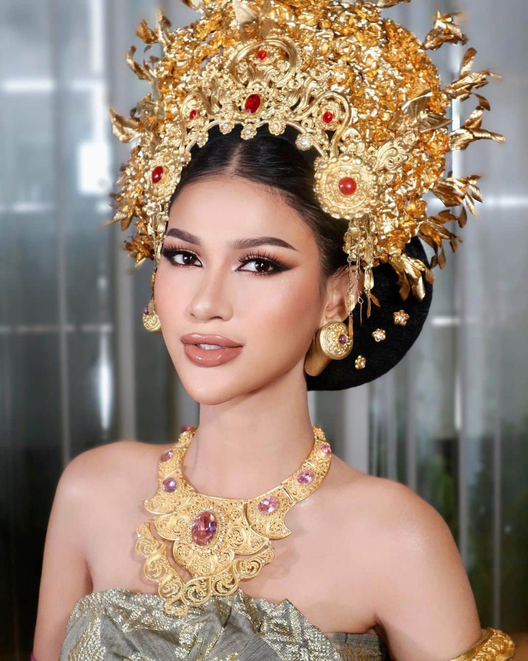 Ivan Gunawanのインスタグラム：「Jegeg, Ritassya Wellgreat ✨ 5th RU Miss Grand International 2023 from 🇮🇩 Ready for Tapping Shoot @insertlive in 📍Bali  Brushed by @oaby.abdullah  Hair @bayu_anggara87  Director @erniaredberry  As @redberrymakeupofficial  Attire @arikcahyadewi   Cc: @missgrandinternational @yayasanduniamegabintang @nawat.tv @teresa.mgi @ivan_gunawan @dardo_djf」