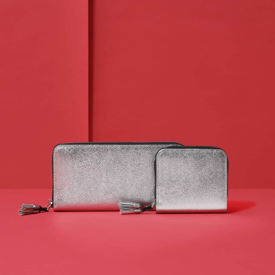 エポイのインスタグラム：「．Shiki  ー new color 《Kira》  ． #Epoi #23aw #shiki #kira #silver #epoicolors #madeinjapan #fashion #omotesando #umeda #marunouchi #japan #leather #bag #wallet #エポイ #日本製 #革 #ツールズ」