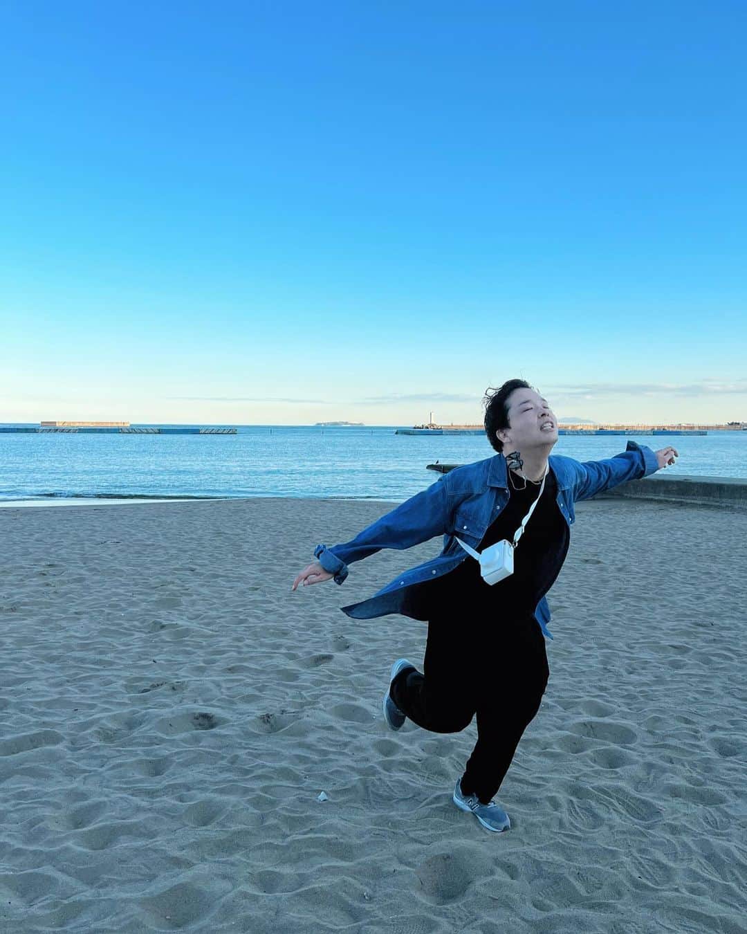 渋谷ジャパンさんのインスタグラム写真 - (渋谷ジャパンInstagram)「砂浜でジャンプするあれ下手でした🤣  #熱海 #海 #夫婦 #旅行」12月2日 13時32分 - shibuya_japan