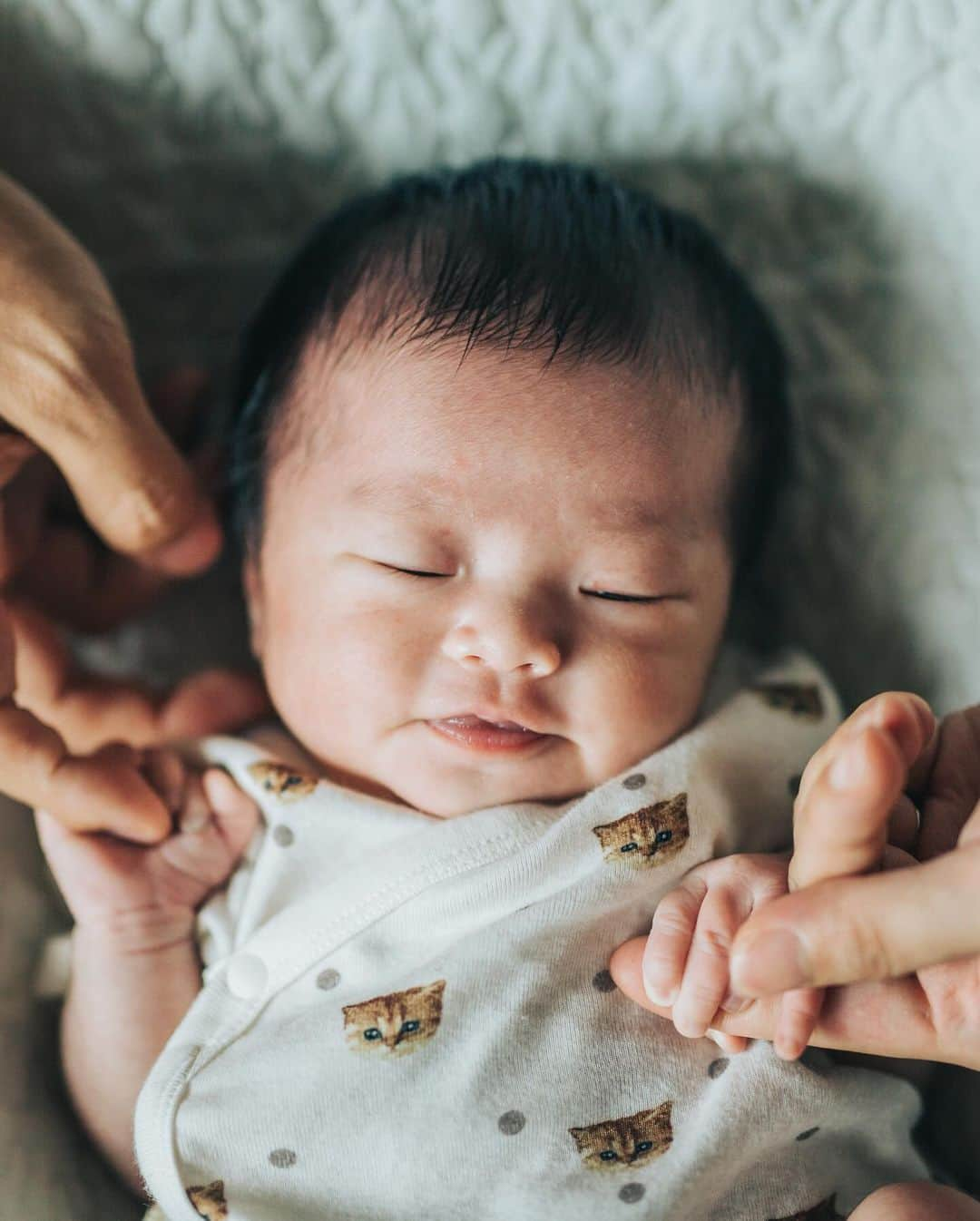 松村香織さんのインスタグラム写真 - (松村香織Instagram)「フィルム風ニューボーンフォト ラスト👶🏻  みくりんのソロはもちろん 夫婦の何気ないショットも こっそり撮影していてくれて レタッチしたデータも 沢山いただけて大満足でした🤍  ラブグラフさんを 利用して今回撮影して 本当によかった☺💗 @lovegraph_me   カメラマンさんは小川さん @takuchy_jp   本当に素敵なお写真を ありがとうございました🥹  #生後16日 #ニューボーンフォト #新生児フォト #新生児育児  #令和ベビー #令和5年ベビー #ラブグラフ #lovegraphミート」12月2日 14時00分 - kaotan_0117