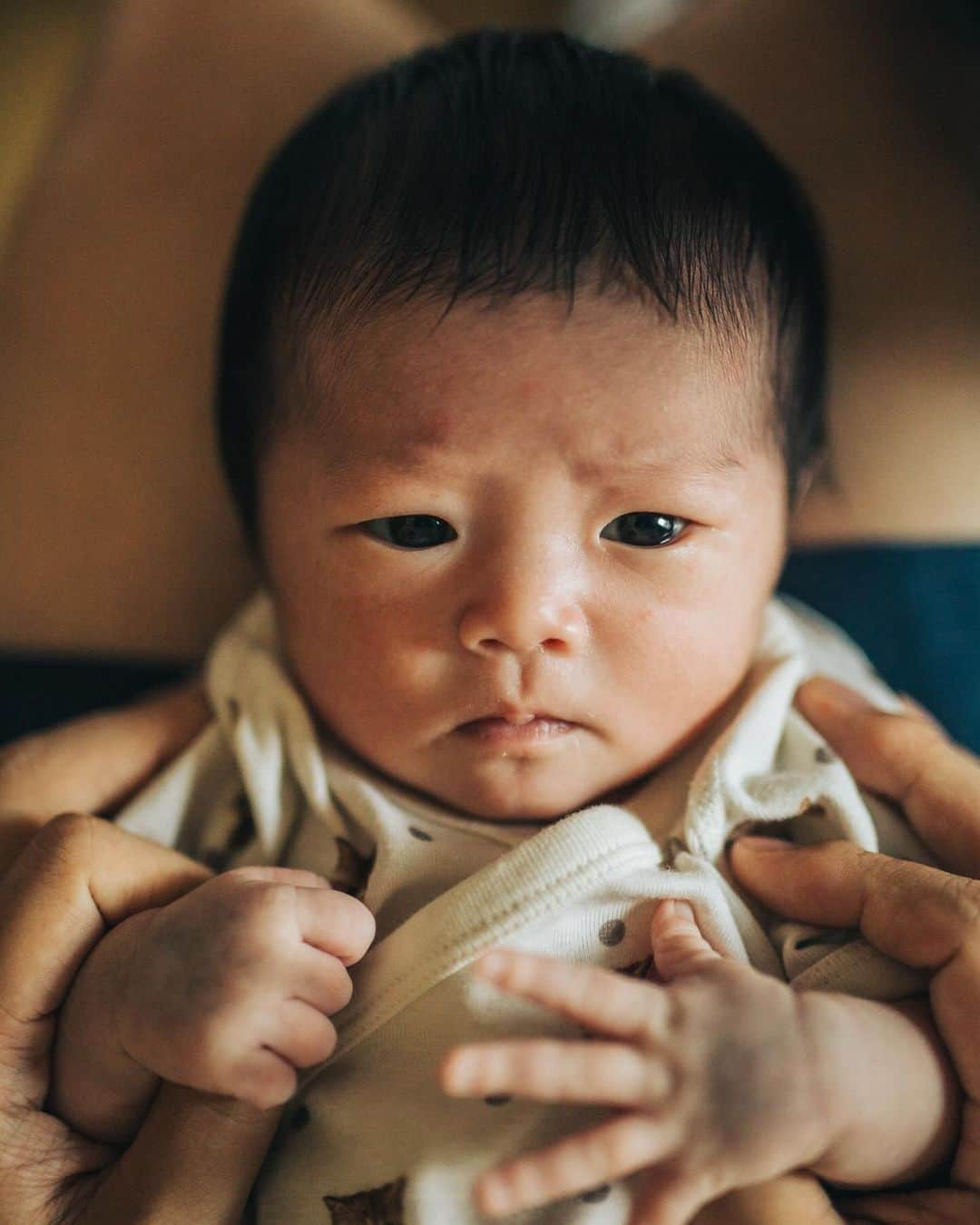 松村香織さんのインスタグラム写真 - (松村香織Instagram)「フィルム風ニューボーンフォト ラスト👶🏻  みくりんのソロはもちろん 夫婦の何気ないショットも こっそり撮影していてくれて レタッチしたデータも 沢山いただけて大満足でした🤍  ラブグラフさんを 利用して今回撮影して 本当によかった☺💗 @lovegraph_me   カメラマンさんは小川さん @takuchy_jp   本当に素敵なお写真を ありがとうございました🥹  #生後16日 #ニューボーンフォト #新生児フォト #新生児育児  #令和ベビー #令和5年ベビー #ラブグラフ #lovegraphミート」12月2日 14時00分 - kaotan_0117