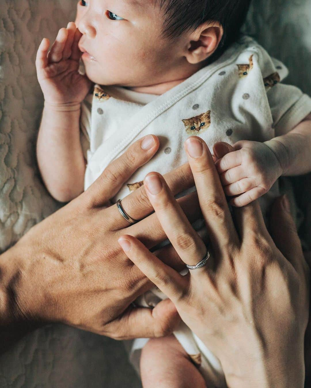 松村香織さんのインスタグラム写真 - (松村香織Instagram)「フィルム風ニューボーンフォト ラスト👶🏻  みくりんのソロはもちろん 夫婦の何気ないショットも こっそり撮影していてくれて レタッチしたデータも 沢山いただけて大満足でした🤍  ラブグラフさんを 利用して今回撮影して 本当によかった☺💗 @lovegraph_me   カメラマンさんは小川さん @takuchy_jp   本当に素敵なお写真を ありがとうございました🥹  #生後16日 #ニューボーンフォト #新生児フォト #新生児育児  #令和ベビー #令和5年ベビー #ラブグラフ #lovegraphミート」12月2日 14時00分 - kaotan_0117