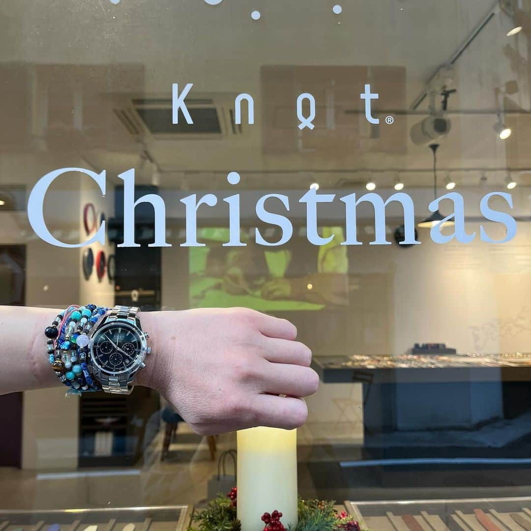 Maker's Watch Knotさんのインスタグラム写真 - (Maker's Watch KnotInstagram)「神戸元町ギャラリーショップへ ご来店いただきありがとうございました♪  10月に放送されました「ガイアの夜明け」でKnotを知って頂き、 プレミアムシリーズの【漆金銀重ね】のブラックと 専用のスマートフィットブレスレットでカスタム！！  日本のものづくり🇯🇵について楽しいお話しもして頂き、 次回どのストラップにしようかなぁとワクワクが伝わってきました  またのご来店を心よりお待ちしております♪  時計: プレミアムオートマティッククロノグラフ（ATC-40SVJPBKGS） ストラップ: スマートフィットブレスレット（LD-16SVSV-ATC-40）  #knotwatch  #watch #wristwatch#madeinjapan #ノット  #時計 #腕時計  #国産時計  #カスタムオーダー  #神戸 #神戸元町 #神戸三宮 #kobe #kobemotomachi #kobesannomiya #손목시계  #手表　#手錶　#맞춤형　#定制　#교토」12月2日 13時49分 - makers_watch_knot