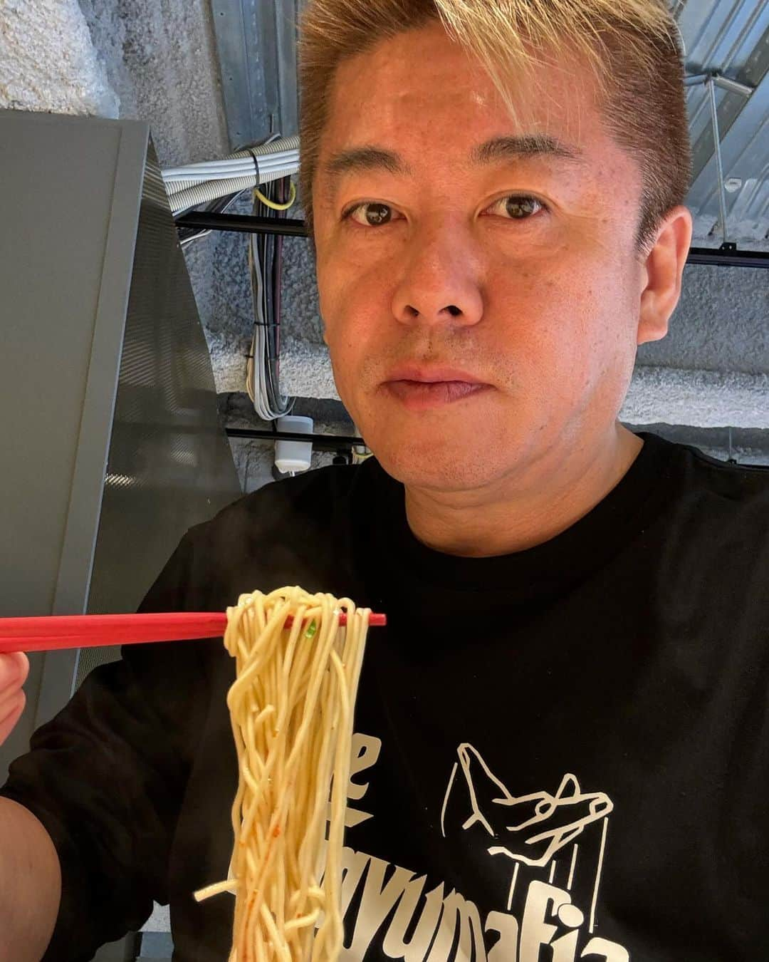 堀江貴文さんのインスタグラム写真 - (堀江貴文Instagram)「#ramen #mashinomashi #マシノマシ牛骨スープラーメン #今日から営業 @mashinomashitokyo #美味しくないわけがない #いってらっしゃい #夕食 #料理 #美味しい #ごはん #food #foodlovers #foodie  #delicious #foodoftheday #foodgasm  #yum #yummy #tasty #eat #eating #hungry #foodpics #fresh #tasty #eating #foodpic #instafood」12月2日 13時45分 - takapon_jp