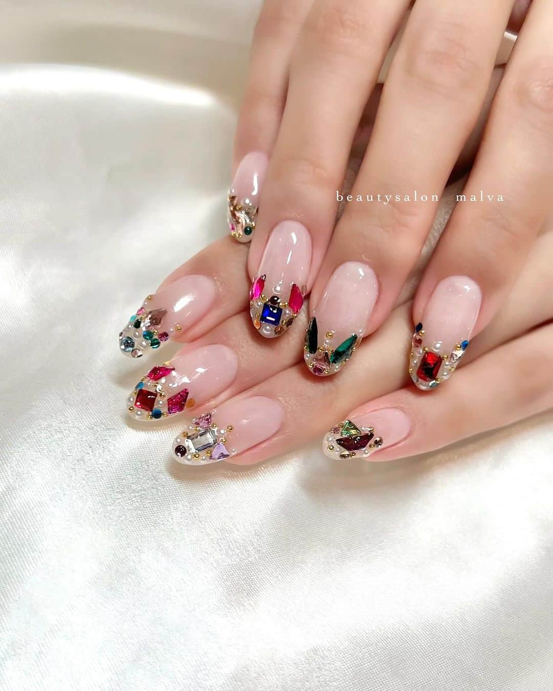 nailsalon malva（ネイルサロンマルヴァ）さんのインスタグラム写真 - (nailsalon malva（ネイルサロンマルヴァ）Instagram)「【キラキラアート120】でご予約可能⭐️ ⁡ こちらはお客様ごとに配置やカラーは変わります💡 完全お任せスタイルのストーンアートとなります🙇‍♀️ ⁡ ベースカラーを変えて、 ネイル自体の雰囲気を変えても🙆‍♀️ ⁡ ⁡ ⁡ ⁡ ⁡ ↪︎ ネイルのケアと保証期間 ⁡ malvaのネイルはドライケア、カットスタイルも込みです。 保証期間は約4週間となります（※ご新規様は3週間となります）。 ⁡ ＿＿＿＿＿＿＿＿＿＿＿＿＿ ⁡ ⁡ 𝐛𝐞𝐚𝐮𝐭𝐲𝐬𝐚𝐥𝐨𝐧 𝐦𝐚𝐥𝐯𝐚⠀ 📍明治神宮前駅｜原宿駅　徒歩𝟑分 ⠀ 💬ご予約やお問い合わせ 𝐋𝐈𝐍𝐄から承っております @ 𝐦𝐚𝐥𝐯𝐚 ⁡ お気軽にご連絡ください♡ ⁡ ⁡ ＿＿＿＿＿＿＿＿＿＿＿＿＿＿ ⁡ ▸ジェルネイル｜スカルプ｜ネイルケア ▸まつげカール｜まつげエクステ｜ワンホンエクステ ▸ハーブよもぎ蒸し ▸ワックス脱毛 ⁡ \ アシスタント募集中💁‍♀️ / ⁡ ▸リモート可オンラインの画像動画制作アシスタント ▸サロンワーク全般アシスタント ⁡ ⁡ #冬ネイル2023 #ストーンネイル #カラフルネイル　#冬ネイルデザイン #malva #malvaネイル  #ストーンアートネイル  #原宿ネイル #トレンドネイル  #表参道ネイル #東京ネイルサロン　#明治神宮前ネイル #新宿ネイル #千駄ヶ谷ネイル  #harajukunails #tokyonails #tokyonailsalon ⁡」12月2日 13時46分 - malva_nail