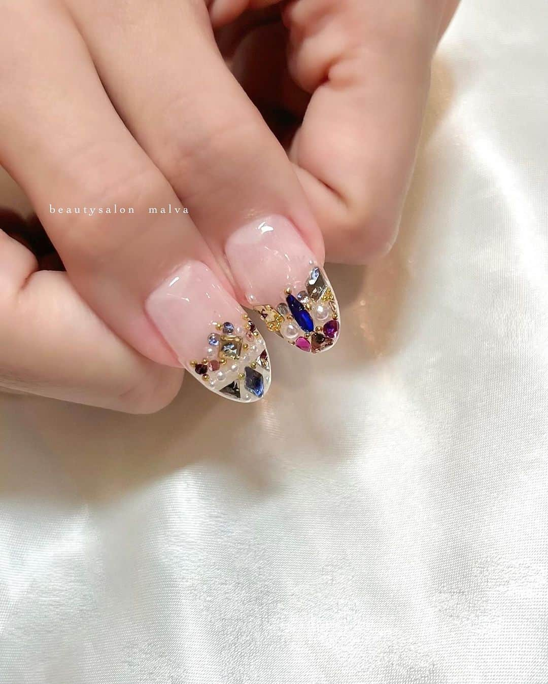 nailsalon malva（ネイルサロンマルヴァ）さんのインスタグラム写真 - (nailsalon malva（ネイルサロンマルヴァ）Instagram)「【キラキラアート120】でご予約可能⭐️ ⁡ こちらはお客様ごとに配置やカラーは変わります💡 完全お任せスタイルのストーンアートとなります🙇‍♀️ ⁡ ベースカラーを変えて、 ネイル自体の雰囲気を変えても🙆‍♀️ ⁡ ⁡ ⁡ ⁡ ⁡ ↪︎ ネイルのケアと保証期間 ⁡ malvaのネイルはドライケア、カットスタイルも込みです。 保証期間は約4週間となります（※ご新規様は3週間となります）。 ⁡ ＿＿＿＿＿＿＿＿＿＿＿＿＿ ⁡ ⁡ 𝐛𝐞𝐚𝐮𝐭𝐲𝐬𝐚𝐥𝐨𝐧 𝐦𝐚𝐥𝐯𝐚⠀ 📍明治神宮前駅｜原宿駅　徒歩𝟑分 ⠀ 💬ご予約やお問い合わせ 𝐋𝐈𝐍𝐄から承っております @ 𝐦𝐚𝐥𝐯𝐚 ⁡ お気軽にご連絡ください♡ ⁡ ⁡ ＿＿＿＿＿＿＿＿＿＿＿＿＿＿ ⁡ ▸ジェルネイル｜スカルプ｜ネイルケア ▸まつげカール｜まつげエクステ｜ワンホンエクステ ▸ハーブよもぎ蒸し ▸ワックス脱毛 ⁡ \ アシスタント募集中💁‍♀️ / ⁡ ▸リモート可オンラインの画像動画制作アシスタント ▸サロンワーク全般アシスタント ⁡ ⁡ #冬ネイル2023 #ストーンネイル #カラフルネイル　#冬ネイルデザイン #malva #malvaネイル  #ストーンアートネイル  #原宿ネイル #トレンドネイル  #表参道ネイル #東京ネイルサロン　#明治神宮前ネイル #新宿ネイル #千駄ヶ谷ネイル  #harajukunails #tokyonails #tokyonailsalon ⁡」12月2日 13時46分 - malva_nail