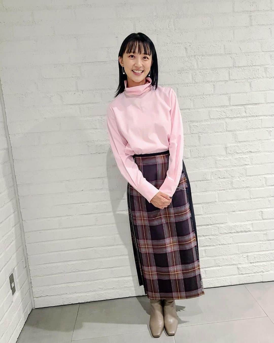 竹内由恵さんのインスタグラム写真 - (竹内由恵Instagram)「明日12月3日（日）放送の日本テレビ「超無敵クラス」に出演しています。12:45～14:00です！私は密かに10代の皆さんの考えとか発言を聞くのを楽しみにしているのです。  衣装　 ブラウス、チェックスカート　@martinique_tokyo  ピアス、イヤカフ　@agete_official  ブーツ　@dianashoespress   今日は公園付近にあった「はまーる石窯cafe」でランチ。石窯で焼いたピザが美味しすぎました。息子はバナナチーズピザがお気に入りで、ほぼ一人前ペロリしていました😤  明日は朝早くからロケだあ✨ロケは久しぶりです🤭  #ヨシエのコクチ　#超無敵クラス」12月2日 13時49分 - yoshie0takeuchi