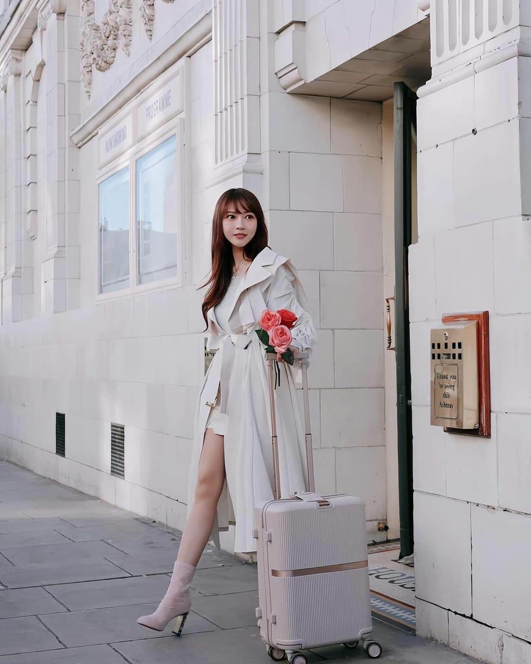 snidelのインスタグラム：「延續高雅浪漫的旅程氛圍 - 2nd release限量補貨🤍 【SNIDEL x Samsonite限量行李箱✨】  SNIDEL x Samsonite 首次推出行李箱，包含特製行李牌、手提大防水內袋。特別版的內襯，採用原創法式 Toile de Jouy 印花圖案。箱身為SNIDEL特别調和的「PINK BEIGE」色澤，突顯出高雅柔和一面。所有附屬品都以粉色統一，呈現洗練俐落的感覺。  這次更新增了特大尺寸75cm，讓您延續更長的夢幻行程。  共3個尺寸︰ 55cm HK$ 3,280 約1-3日行程 可上機 61cm HK$ 3,480 約3-4日行程 75cm HK$ 4,080 4日行程以上  **門市及USAGI ONLINE網店即將發售  詳情查詢可聯絡以下分店︰ SNIDEL Harbour City – LCX TEL: 2730 0281 SNIDEL Mira Place 1 TEL: 2317 8808 SNIDEL K11 TEL: 2769 3768 SNIDEL Hysan Place TEL: 3695 0310  Model: @liliankan   #SNIDEL #SNIDELhk #Samsonite #suitcase #行李箱」