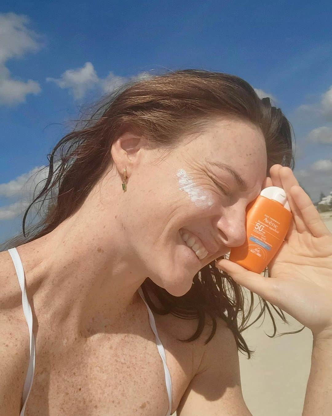 ケイト・キャンベルのインスタグラム：「It’s December! When did that happen!? I’m dreaming of a white Christmas (white sand, not snow). While I'm a sucker for summer, I always want to make sure I'm protecting my skin as much as possible so sunscreen is a beach bag staple.  ALWAYS READ THE LABEL AND FOLLOW THE DIRECTIONS FOR USE. Wear protective clothing, hats and eyewear when exposed to the sun. Avoid prolonged exposure in the sun. Reapply frequently to maintain protection.  @avene #sunscreen #summer #beach #christmas」