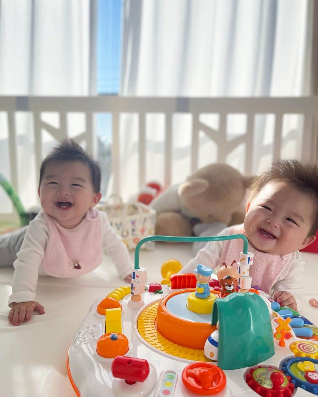 小川ひとみのインスタグラム：「What a beautiful world🌈 Thanks to my daughters  to make me feel how happy I am🫶 #Love #twins #girls #7months」