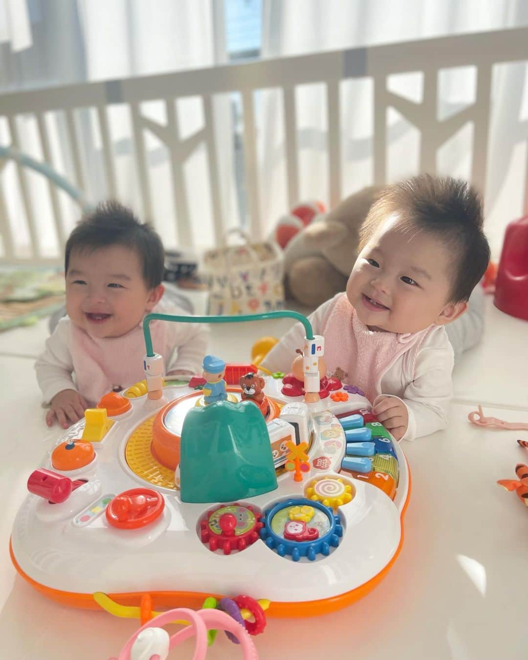 小川ひとみさんのインスタグラム写真 - (小川ひとみInstagram)「What a beautiful world🌈 Thanks to my daughters  to make me feel how happy I am🫶 #Love #twins #girls #7months」12月2日 14時07分 - hitomy220