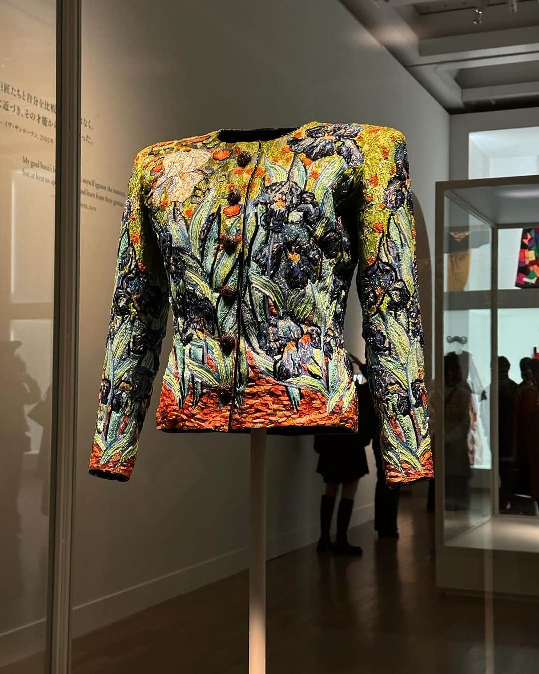 泉侑里さんのインスタグラム写真 - (泉侑里Instagram)「国立新美術館で開催されている 「イヴ・サンローラン展　時を超えるスタイル」に行ってきました！  この展示は「モードの帝王」と呼ばれたイヴ・サンローラン（1936～2008年）の没後日本で初めて開催される大回顧展です。  わずか21歳で衝撃的なデビューを果たしてから、  40年間に創り出したルック110体と、アクセサリーやスケッチ、写真などの資料が展示されていて、目が離せませんでした。  グリーティングカード「Love」シリーズの イッヌデザインがお気に入り🐕 サンローランの圧倒的デザイン力を感じる…。  イヴ・サンローラン美術館パリにもいつか行きたい🇫🇷」12月2日 14時01分 - imirixoxo