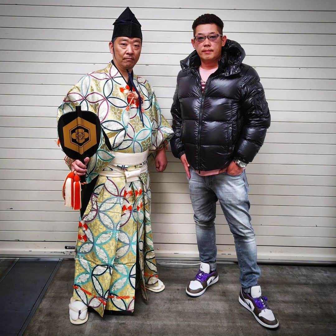 和田益典のインスタグラム：「◆博多④  入場早々、幕内格行司 三代目木村銀治郎氏と会い、諸々のあと同氏のエスコートを受けマスに着席し、十両取組を愉しむ。 @ginjirok  同氏の付け人である中学出たての (かぜのすけ君) に迎えに来てもらい、合わせ (出番) 前には記念撮影！  この日の行司装束は西陣織でその額なんと1200万！！ 金糸がふんだんに施されておりましたよ。  終わってからは一緒に食事へ。  予約して頂いてた店で、イカ造りや雲仙ハム、鯵の造り等を堪能しながら相撲と野球の話を中心に大いに盛り上がる。 (いつものことですが 笑)  二軒目では更に話は盛り上がり、気づけばエグい時間となっておりました。苦笑  今回も貴重なお話を沢山聞けて、色んなエピソードもさせてもらえたりして有意義すぎる一日となりました。  ありがとうございました！  そして、銀さんは巡業などの多忙な合間を縫って年末ワンマンにも来ていただけることになっております。  スペシャルに期待！！？  ⑤に続く . . . #大相撲九州場所 #大相撲 #相撲 #国技 #伝統 #大相撲十一月場所 #九州場所 #十一月場所 #九州場所十三日目 #福岡国際センター #行司さん #枡席 #升席 #マス席 #西陣織 #行司 #行司装束 #木村銀治郎 #力士 #関取 #お相撲さん #すもう #わだますの休日 #福岡 #九州 #博多 #fukuoka #japan #備忘録  #わだます博多2023 .」