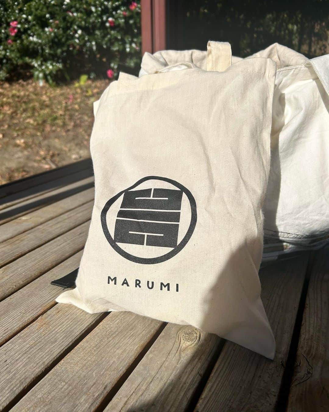 平山真弓のインスタグラム：「・ 焼きおにぎりが好きな息子さん。 今日はMARUMIさんの美味しいお味噌で作ってみた‼️ もちろん大喜びでぺろりと完食😋 無添加、栄養たっぷりのお味噌は母も安心&嬉しい❣️  #エコバッグも愛用中🫶」