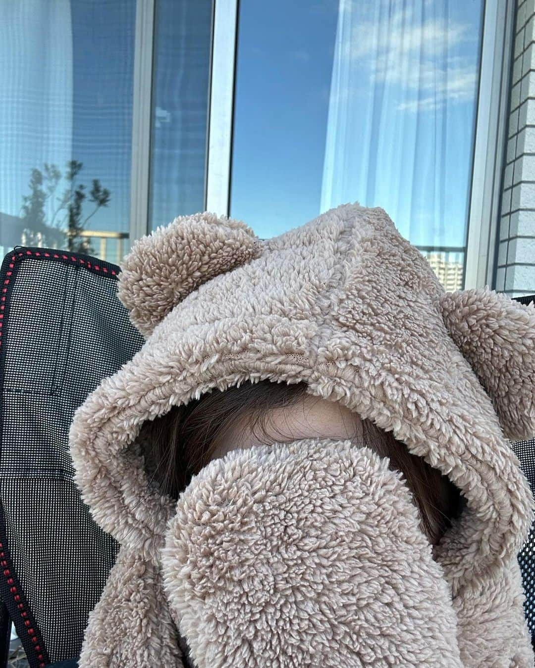 柴田淳さんのインスタグラム写真 - (柴田淳Instagram)「私は熊です🐻 クマちゃんです🧸 #熊  私の庭に遊びに来た小鳥が、私を見て逃げていきました。」12月2日 14時10分 - shibatajun_official