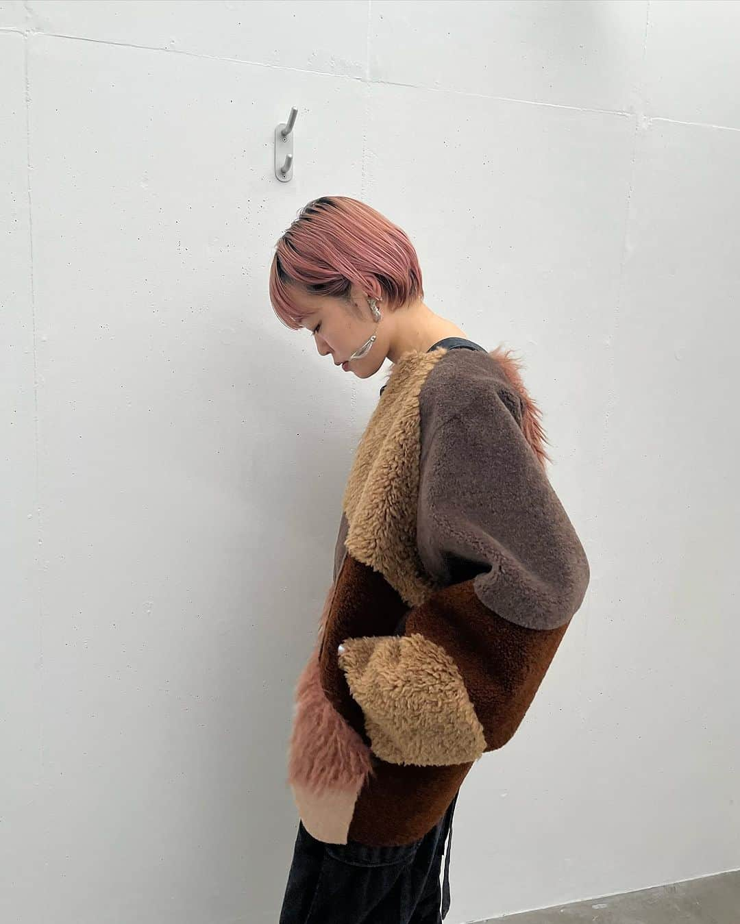 MIDWEST TOKYO WOMENさんのインスタグラム写真 - (MIDWEST TOKYO WOMENInstagram)「. NOUNLESS POPUP @_nounless 11.25(sat)-12.3(sun)  【outer】 quilting patchwork fake fur coat @_nounless brown,gray / size 1  【all in one】 ioanah @photocopieu black, white / size 36,38  【shoes】 side gore boots @elviozanon_jp black / size 35-39  @midwest_tw staff 160cm  ________ ________ ________ ________  MIDWEST TOKYO 東京都渋谷区神南1-6-1 ☎︎03-5428-3171 ✉︎tokyo_w@midwest.jp  月〜土 12:00〜20:00 日・祝 11:00〜19:00  商品に関してのご質問、その他ございましたら お気軽にコメント、DMください。」12月2日 14時10分 - midwest_tw