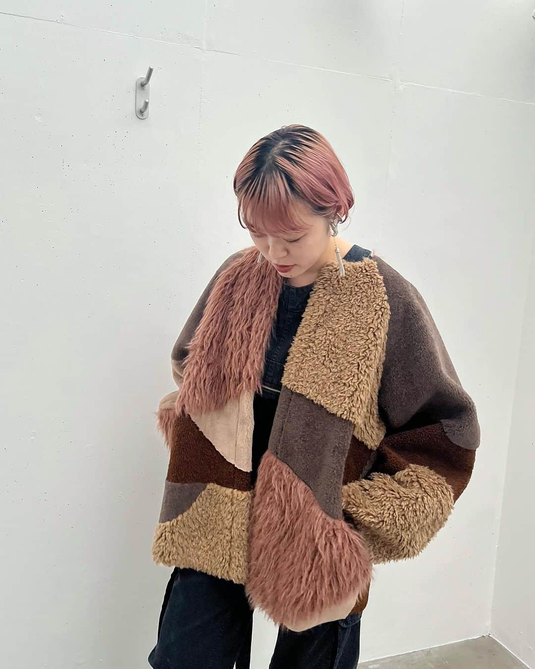 MIDWEST TOKYO WOMENのインスタグラム：「. NOUNLESS POPUP @_nounless 11.25(sat)-12.3(sun)  【outer】 quilting patchwork fake fur coat @_nounless brown,gray / size 1  【all in one】 ioanah @photocopieu black, white / size 36,38  【shoes】 side gore boots @elviozanon_jp black / size 35-39  @midwest_tw staff 160cm  ________ ________ ________ ________  MIDWEST TOKYO 東京都渋谷区神南1-6-1 ☎︎03-5428-3171 ✉︎tokyo_w@midwest.jp  月〜土 12:00〜20:00 日・祝 11:00〜19:00  商品に関してのご質問、その他ございましたら お気軽にコメント、DMください。」