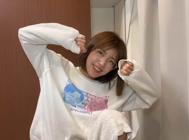 のインスタグラム：「📹♡ ・ ・ ・ 昨日はメンバーシップの #生配信 させてもろてましたぁ！✨ スッピン❌メガネ👓で すんまへん。  見てくれた方 ありがとございます♪♪  次は12/8金曜日に 普通の生配信するので😊☺️☀️ 是非見に来てねーん😝🫶 #中村愛チャンネル」