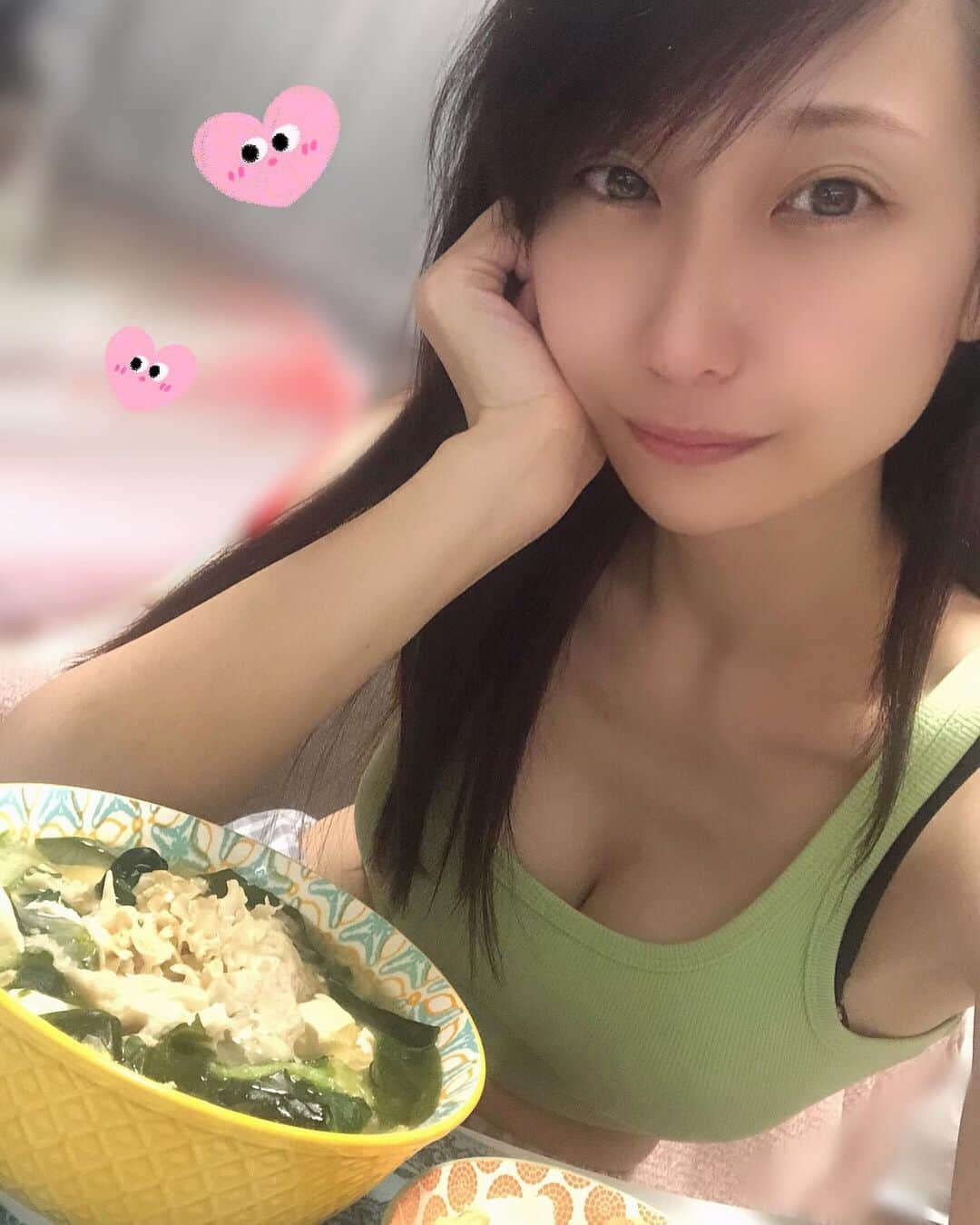 紺野ミクのインスタグラム：「きのこたっぷりご飯作って待ってる🐈‍⬛💝早く帰ってきてね？🥳  I'll make dinner and wait for you🏠💓 . . きのこ大好きなので色んな料理で食べてるけど、【森の環】さん(@hanabiratake_morinowa )のハナビラタケの食感にハマってる😘   自然界では「幻のきのこ」とされているハナビラタケ💕花びらのようなフリルが特徴のキノコの一種です✨なんとも言えないコリコリとした食感が好き～😍  ビタミンDが豊富なので健康や美容にも良いよ(*•̀ㅂ•́)و✧食物繊維の一種「βグルカン」はがん予防にも効果があると言われています✨  生ハナビラタケはレンチンでサラダとしてもすぐ食べれるし、お味噌汁にいれたりめちゃくちゃ万能🥹  乾燥ハナビラタケは、乾燥商品なので日持ちするからいいね🥳 生とはまた違った食感で、水で戻して炒め物にしたり、戻さずにそのまま炊き込みご飯に入れたり、煮物やスープに入れるのもおすすめ💕  今日は野菜スープに入れて、残りは付け合わせに🥣💝次は豚肉と炒めよ🐷絶対美味しい🥳 . . . PR @hanabiratake_morinowa #もりのわ #はなびらたけ #ハナビラタケ #茸 #通販グルメ #きのこ #きのこ料理 #自炊  #料理レシピ  #料理女子 #cooking」