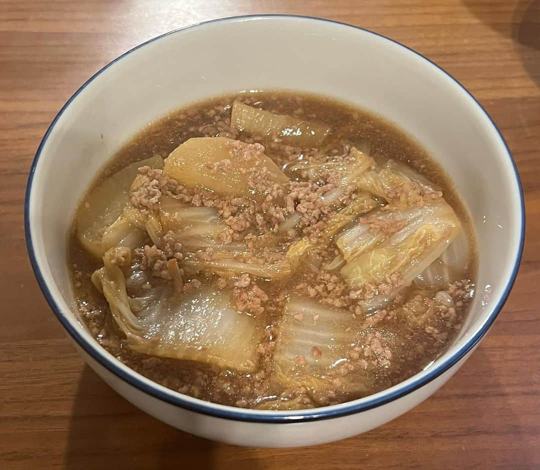 山本大樹のインスタグラム：「白菜と大根と挽肉のうまトロ煮。 砂糖、醤油、水、片栗粉でとろとろに。 あつうま！！！  本日ベンチプレスMAX更新！！ 90kgあがったー＼(^o^)／  #ばや飯」