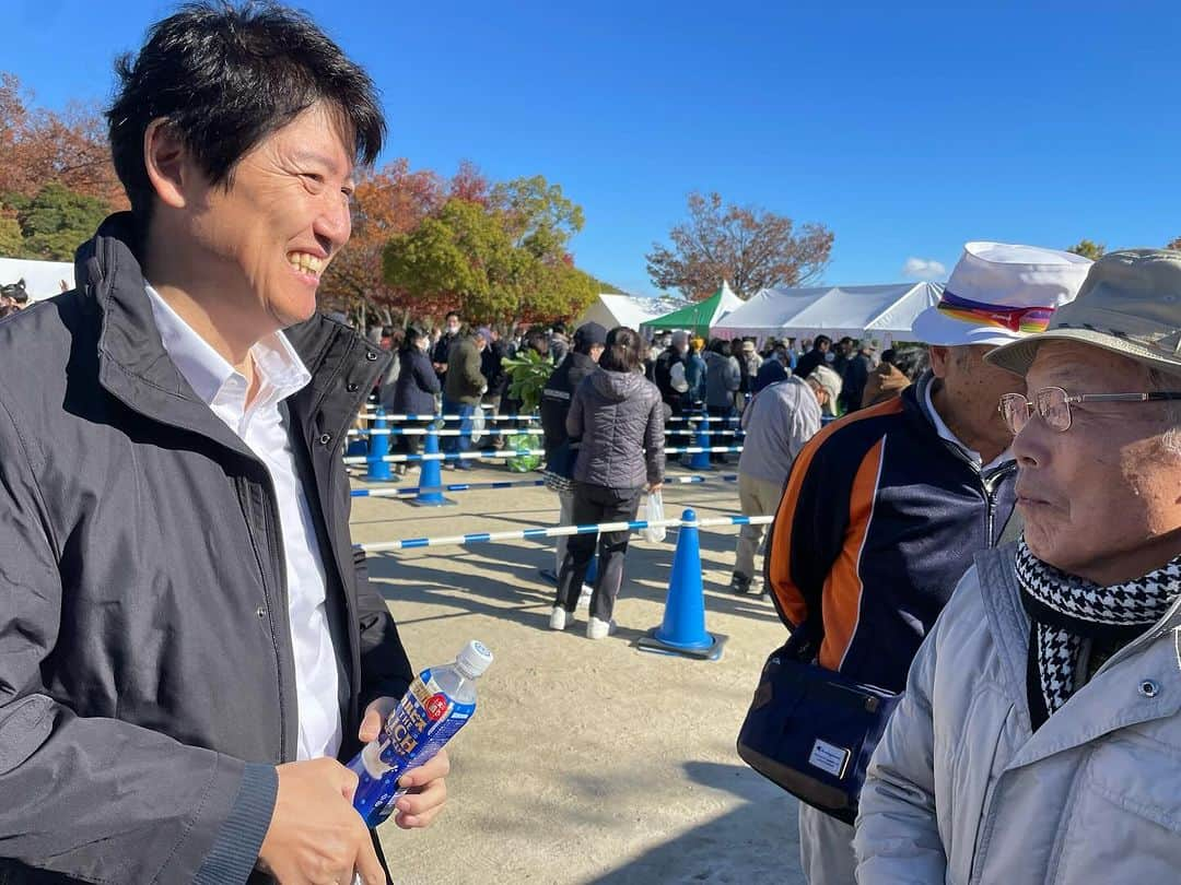 足立康史さんのインスタグラム写真 - (足立康史Instagram)「今日は、箕面市農業祭からスタートし、茨木市は西中学校区の集い、事務所での面談を経て、安威公民館文化祭を楽しませていただきました。写真を見ると、食べてばっかりに見えますが、本当に、食べてばっかりでした。ご馳走様でした！そして有難うございました！これから上京し、埼玉県は上尾市に向かいます。今夜は東京、明日一番で帰阪し再び地元を回ります！」12月2日 14時15分 - adachiyasushi