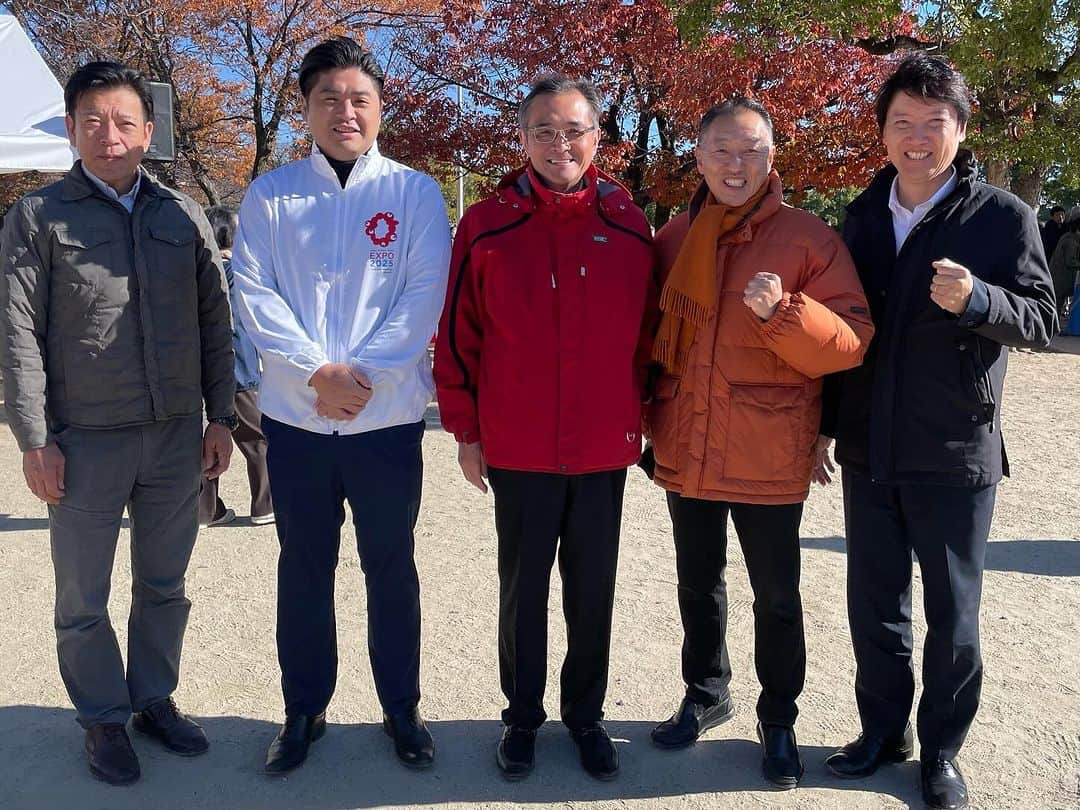 足立康史のインスタグラム：「今日は、箕面市農業祭からスタートし、茨木市は西中学校区の集い、事務所での面談を経て、安威公民館文化祭を楽しませていただきました。写真を見ると、食べてばっかりに見えますが、本当に、食べてばっかりでした。ご馳走様でした！そして有難うございました！これから上京し、埼玉県は上尾市に向かいます。今夜は東京、明日一番で帰阪し再び地元を回ります！」