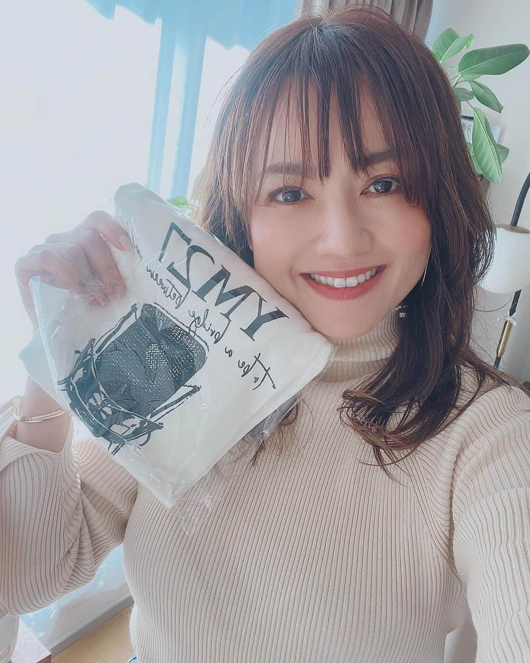 松澤由美さんのインスタグラム写真 - (松澤由美Instagram)「Oiiiii💜💜💜  Vou cantar em Osaka amanhã. Quero comer uma boa comida em Osaka.  Mañana cantaré en Osaka. Quiero comer bien en Osaka.  I will sing in Osaka tomorrow. I want to eat delicious food in Osaka.  明日は大阪へ歌いに行きますマ🎤  お時間出来たよおって方はお待ちしています。  今日も絶賛1人リハーサル。  レアなカバー曲も歌います♡  大阪の美味しいものも食べたいなぁ😊✨💓  #LosCaballerosdelZodiaco #saintseiya #CaballerosDelZodiaco #KnightsOfTheZodiac #CavaleirosDoZodiaco #LesChevaliersDuZodiaque #Cavalieridellozodiaco  #bandai #聖闘士星矢 #松澤由実 #松澤由美 #yumimatsuzawa #アニソン好きと繋がりたい #松澤由実のアニソンフラッグ #機動戦艦ナデシコ #ゲートキーパーズ #ジバクくん #snow #ラグナロクマスターズ」12月2日 14時21分 - yumimatsuzawa