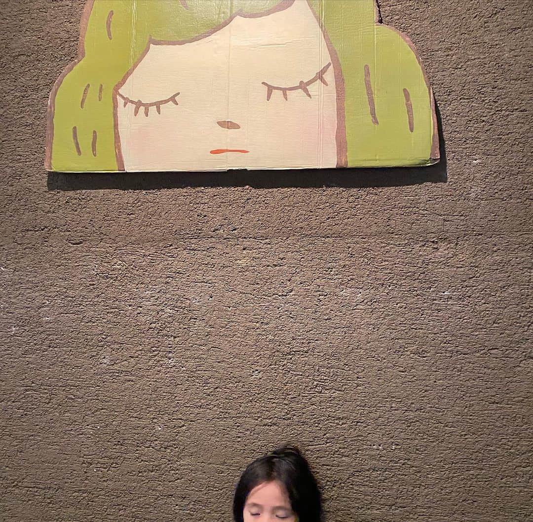 森本千絵さんのインスタグラム写真 - (森本千絵Instagram)「青森県立美術館の奈良美智展が とってもとーってもとてもとても素晴らしかった。  しんしんと降る雪の中 こころに色々積もりました。  #奈良美智」12月2日 14時31分 - chiemorimoto_goen