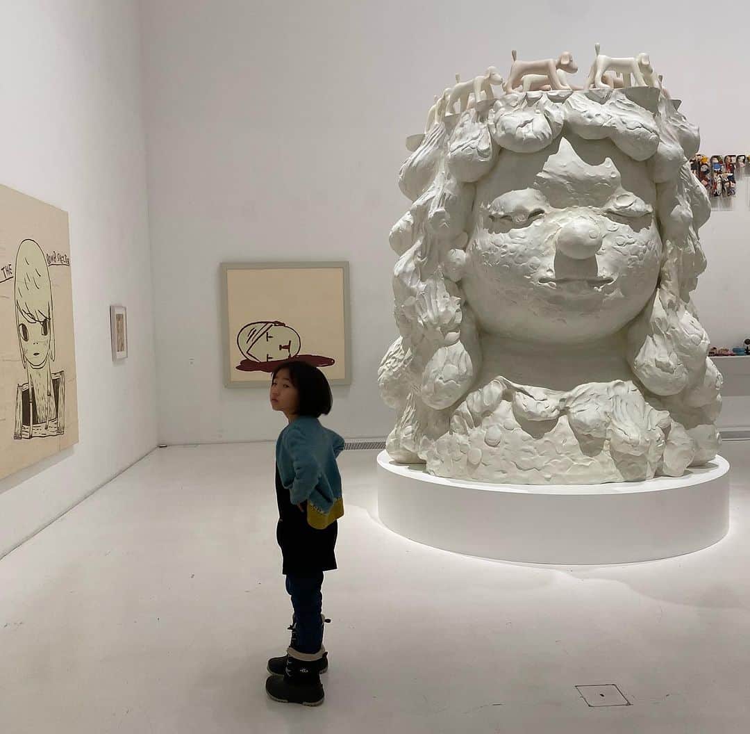 森本千絵さんのインスタグラム写真 - (森本千絵Instagram)「青森県立美術館の奈良美智展が とってもとーってもとてもとても素晴らしかった。  しんしんと降る雪の中 こころに色々積もりました。  #奈良美智」12月2日 14時31分 - chiemorimoto_goen