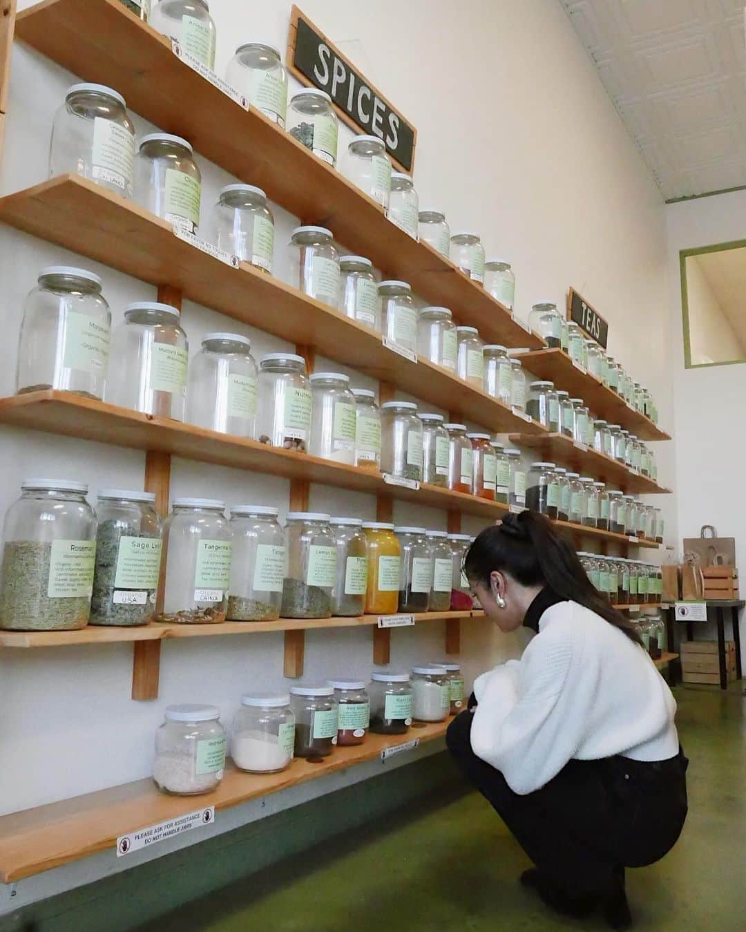 ローラさんのインスタグラム写真 - (ローラInstagram)「I found herb shop in LA🌿It makes me so happy🙈ロサンゼルスのハイランドパークエリアでWild Terraと言う名前のハーブのお店をみつけたよっ❕　今回は、カレンドュラ、ラベンダー、セージ、チベットのお茶の葉を買っていったよっ♪ ハーブのお店の空間にいるだけで、わくわくする🥹🤍」12月2日 14時31分 - rolaofficial