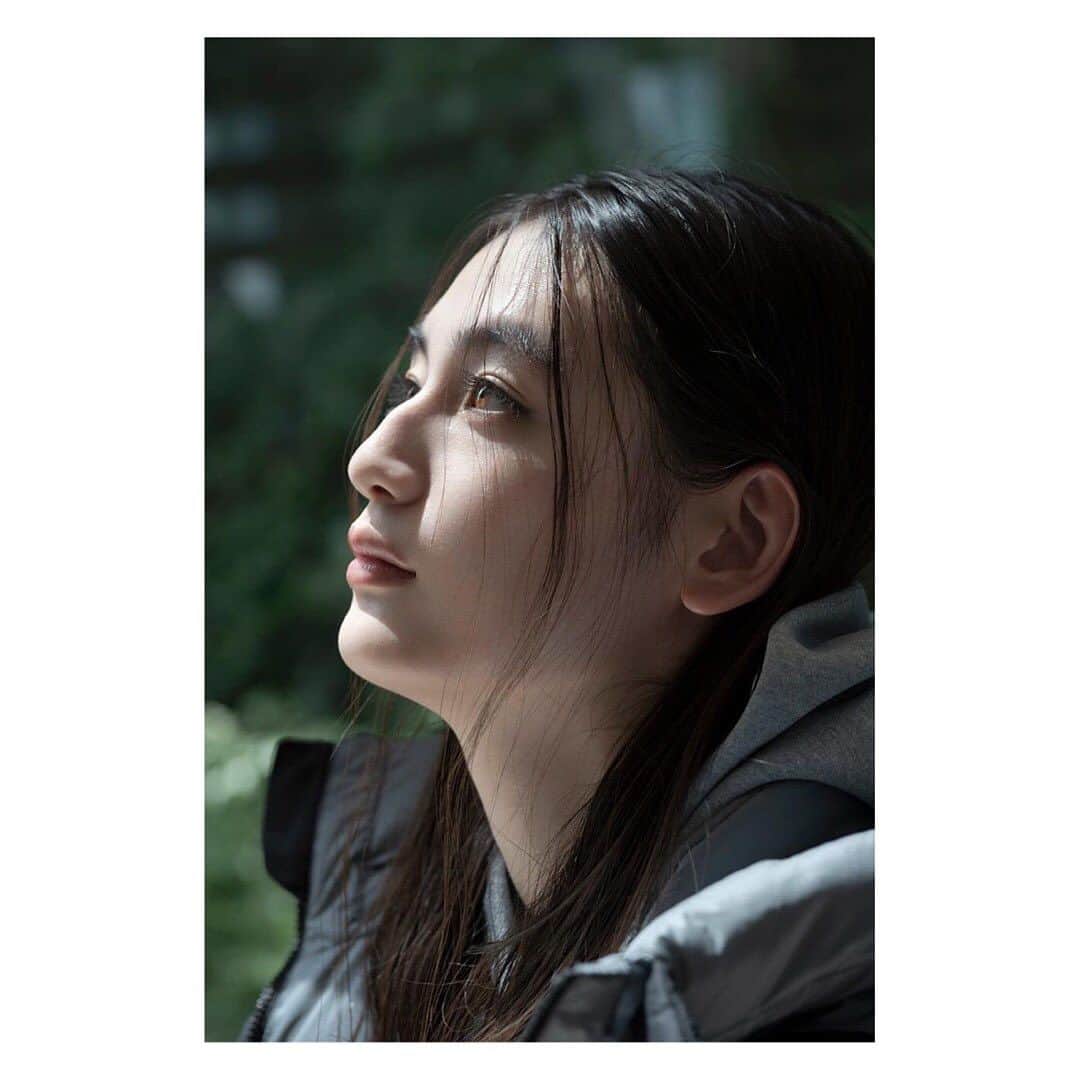 藤代冥砂のインスタグラム：「八木莉可子 さん。  今年はデサントさんの撮影で、素敵な人たちとの出会いと再会に恵まれました。感謝。 撮影場所は、写真関係のS社さん。社屋が素敵すぎます。  ちょっと気が早いですが、来年はいったいどんな出会いが待っているのだろう。真っ直ぐに向かい合える時間を大切にしていきたいです。」