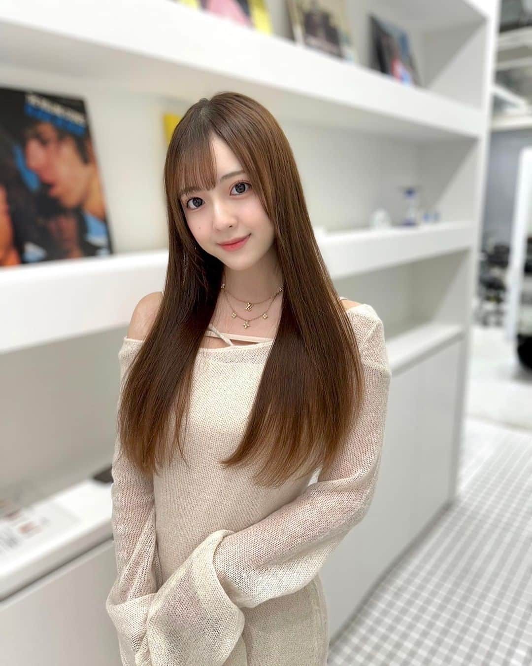 由良朱合さんのインスタグラム写真 - (由良朱合Instagram)「髪の毛サラサラ〜💁‍♀️🫧  @tsukasa.hair さんに髪質改善トリートメントをして頂きました！ サラサラすぎて感動です💫 天パで、髪の毛が細いのでうねってしまうのが悩みだったんですが、髪の毛乾かすだけでアイロンを通したくらいの真っ直ぐサラサラ髪になりました🫧  すごい〜嬉しい☺️ありがとうございました！！  #髪質改善 #髪質改善トリートメント  #instagood #instalike #instagram #japanesegirl #gravure#photography #flowers #fff #셀카#뷰티스타그램#셀카그램#좋아요#팔로우 #粉我#portrat#beauty #日本的#內衣#奶#泳衣」12月2日 14時42分 - yura0312akari