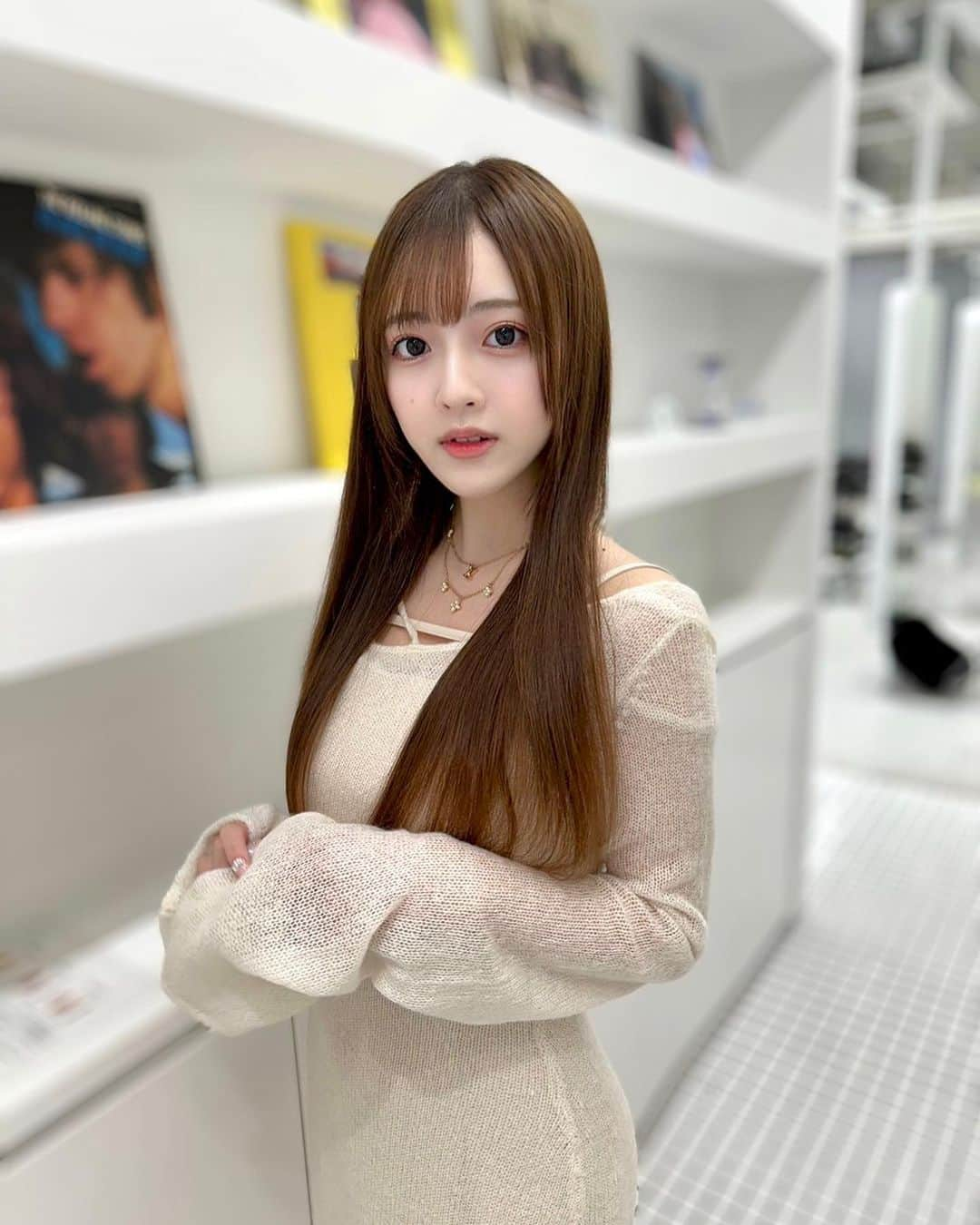 由良朱合さんのインスタグラム写真 - (由良朱合Instagram)「髪の毛サラサラ〜💁‍♀️🫧  @tsukasa.hair さんに髪質改善トリートメントをして頂きました！ サラサラすぎて感動です💫 天パで、髪の毛が細いのでうねってしまうのが悩みだったんですが、髪の毛乾かすだけでアイロンを通したくらいの真っ直ぐサラサラ髪になりました🫧  すごい〜嬉しい☺️ありがとうございました！！  #髪質改善 #髪質改善トリートメント  #instagood #instalike #instagram #japanesegirl #gravure#photography #flowers #fff #셀카#뷰티스타그램#셀카그램#좋아요#팔로우 #粉我#portrat#beauty #日本的#內衣#奶#泳衣」12月2日 14時42分 - yura0312akari