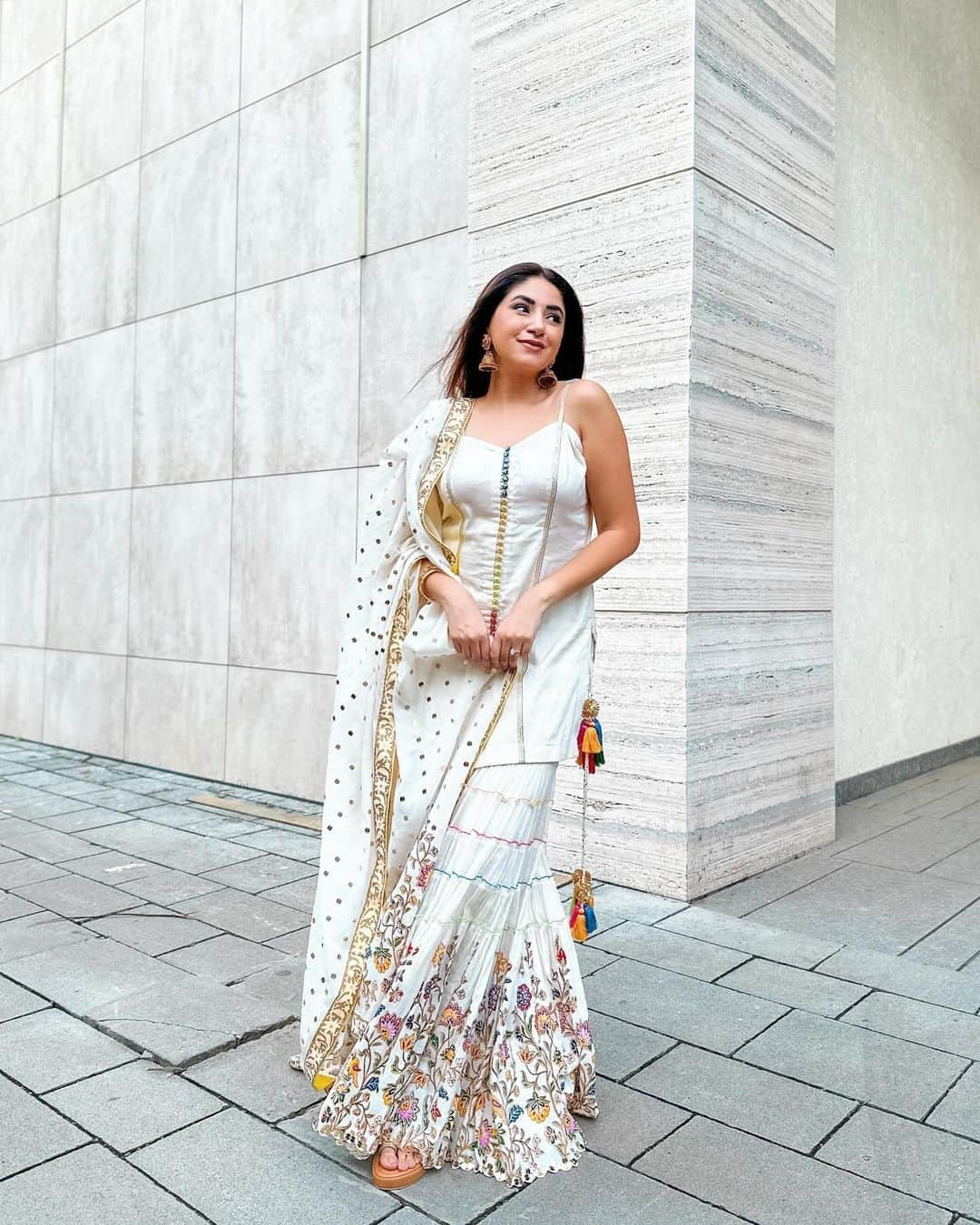 Aashna Shroffさんのインスタグラム写真 - (Aashna ShroffInstagram)「@sukritiandaakritiofficial making me wonder why I haven’t worn a sharara in so long 💛🩷🩵」12月2日 14時51分 - aashnashroff