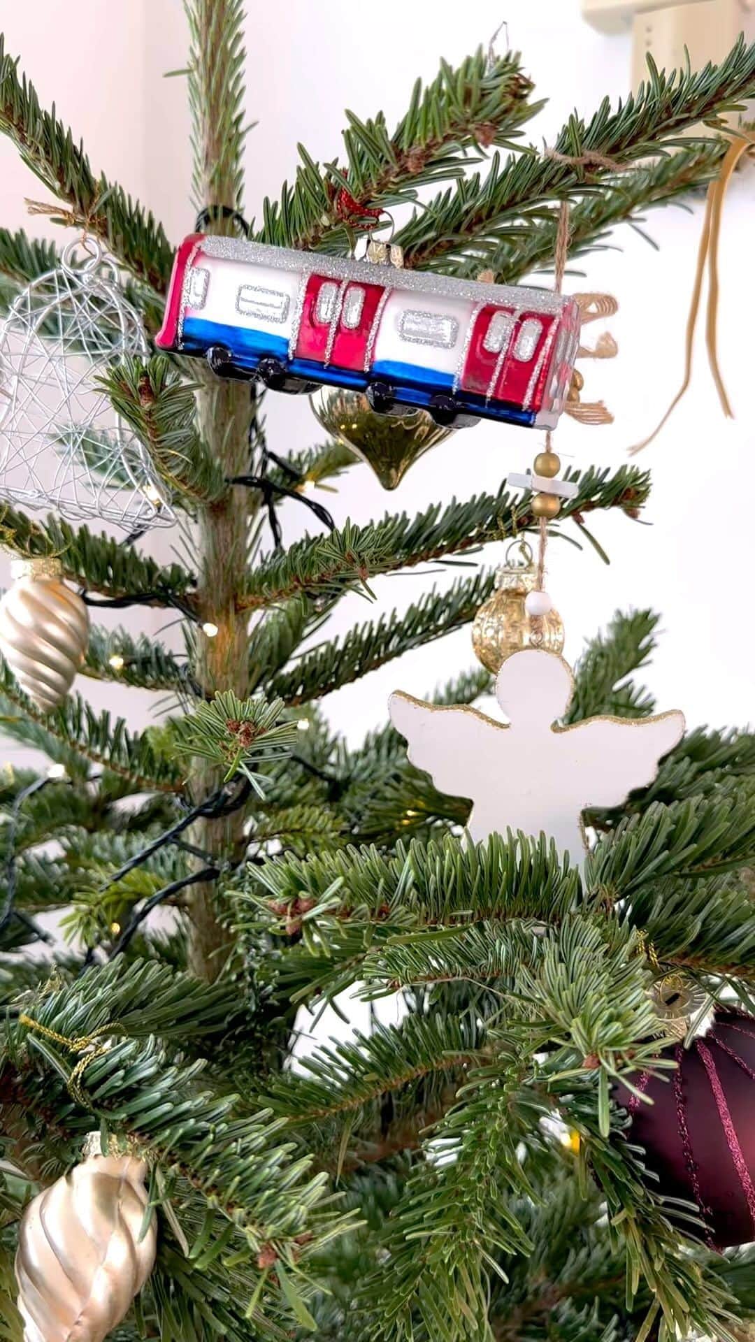 永田杏奈のインスタグラム：「・ 息子が産まれてから初のクリスマスツリーはリアルモミの木にしました🎄 オンラインでオーダーする時に、150~180㎝の大きさにしたんだけどその差の30㎝は個体差かなと思っていたら、先端だけの長さで30㎝だった😂 という訳で予想していたより小さめモミの木だったけど、これも良い勉強ということで。  息子はツリーの飾り付けを楽しみにしていたので、張り切って手伝ってくれました。 イタズラ盛り、ツリーを倒されたり色々いたずらするかと思ったけどたまに触る程度でクリスマスツリーを眺めて喜んでくれているので飾って良かった🤍  #クリスマスツリー #クリスマスツリーデコレーション #モミの木  #christmastree #chsistmastreedecoration」