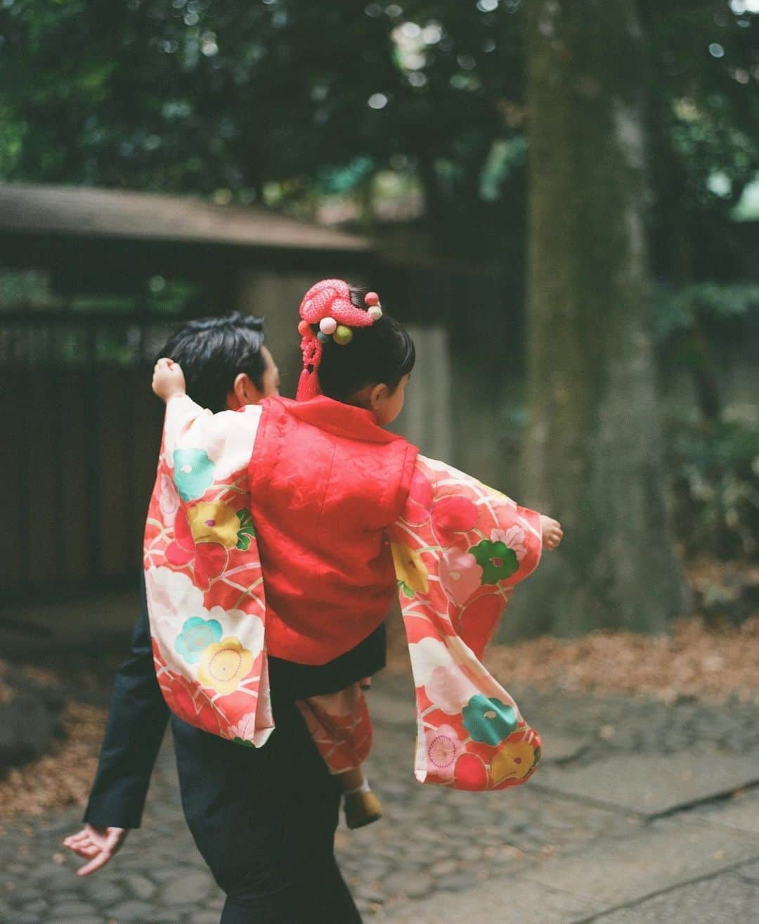 高山都さんのインスタグラム写真 - (高山都Instagram)「姪の七五三👘 夫の撮ったフィルムカメラの写真がとても温かくて優しい。 一生に一回の3歳の元気な記念日。 みんなで楽しくお祝いできてよかった。 #七五三」12月2日 14時46分 - miyare38