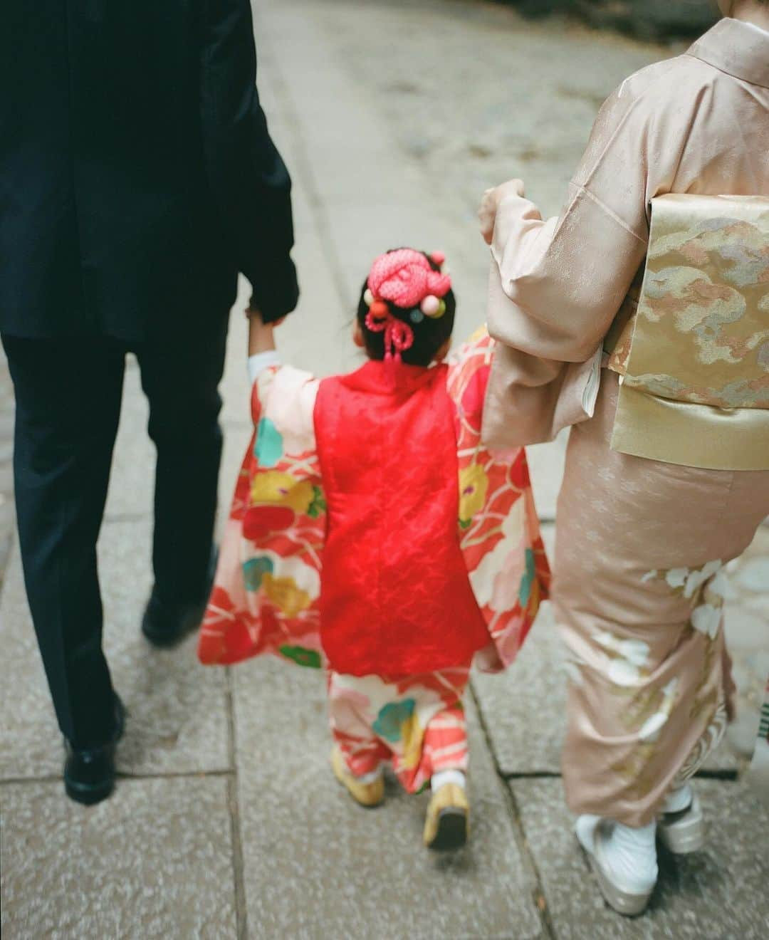 高山都のインスタグラム：「姪の七五三👘 夫の撮ったフィルムカメラの写真がとても温かくて優しい。 一生に一回の3歳の元気な記念日。 みんなで楽しくお祝いできてよかった。 #七五三」