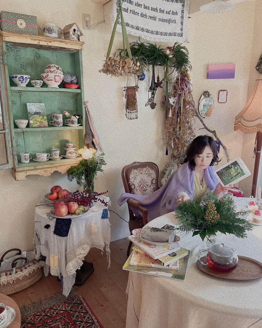 松尾翠さんのインスタグラム写真 - (松尾翠Instagram)「また、ずっと大切に、折に触れて開くであろう 宝物のような１冊が現れました。 ドンピシャにタイプなのです。 この本に触れるだけで、暮らしの気配が変わる気がする。 そんな、"宿す''力をかんじる本。  『あなたの木陰 　小さな森の薬草店』  －人生の旅のひと休み－ 表紙には、そんな一言が森の中で陽を浴びる木々の緑と同じ、薄い緑色の帯に添えられている。 「香りの扉、草の椅子」の萩尾エリ子さんの、待ちに待った新しい本です。 本の隅々まで、エリ子さんの感じているこの地球への愛情とやさしさが溢れています。それはエッセイでの言葉の運びの美しさとして現れ、四季折々の暮らしのかけらを収めた、左ページの２枚の写真と山での生活の気配と添えられた説明の文章に現れ、彼女の全身から醸すオーラに現れ、生活する場所を写した写真にも表れています。  まだ陽が昇るまえに起きたら、冬の冷えた朝に読んで欲しい。 外が暗くてライトの灯りに頼っていた室内の色が、だんだんと外の明るさと共に変わっていくひとときの時間にすら、奇跡を見ているような慈しみが増してきます。今日もはじまる。今日も終わる。そんな時私は変わらない無限を感じ、それと合わせて、今身体と命あってここに立ち会っている。そんな有限を感じるのです。  この本を読んでいると、春が待ち遠しくなります。春に芽を出す小さな花たちを早く見たい。寒さ混じる中、春の光を浴びて山の中を歩きたい。それからやっぱり山菜を料理したいし、食べたい。ふき味噌やウコギ、春の味の小さなおむすびが紹介されていて、春がきたら絶対やりたいと心が喜んでいます。 でも、これから来る冬も素晴らしい。キンキンに冷えた水に触れる痺れる感覚、耳が痛いほど空気が澄んで、どこまでも青く輝いて見える冬の空。雪が降った朝の胸が躍る感覚。 雪を温かい家の中から眺めながら飲むココアの美味しさ。 終わってしまったらしばらくは会えないのだから、今ここにある季節を思う存分愉しみたい。 64ページの「お宝」は今まさに最後の秋にできるものじゃないかしら？ この本の世界に触れるだけで、今目の前にある世界が何倍も何百倍も感じとれるようになるのです。 本来、誰しもに備わっている生命の光のようなものが、反応して喜ぶのを感じるのです。 知らなかった自然と共に在る遊び方、過ごし方、愉しみ方が詰まっていて 何度も何度もお湯を注いでまだ飲めるハーブティのように、いつまでも嬉しい。 花束茶を入れて、身の回りのどこかに自然のエッセンスを共にして、、 この美しい本の世界を愉しんでもらえたら嬉しいです。  そうそう、親友の理恵子も、萩尾さんの20年来の大ファンとのこと！やっぱり！ 新刊を理恵子も頼んでくれました。嬉しいね！ @magicalrieko   📕🛒📕  12月のカートオープン  12月1日（金）14:00〜8日（土）22:00 ショップサイトは @senseofwonder_kyoto プロフィールリンクから飛べます✈️  @herbalnote_simples  #senseofwonderkyoto  #センスオブワンダー京都  #本のある豊かな暮らし #本棚 #本が好き #オンライン書店  #読書録 #おすすめの本 #あなたの木陰 #自然と暮らす #蓼科#くらしを楽しむ #萩尾エリ子 #ハーブ」12月2日 14時46分 - midori.matsuo_official