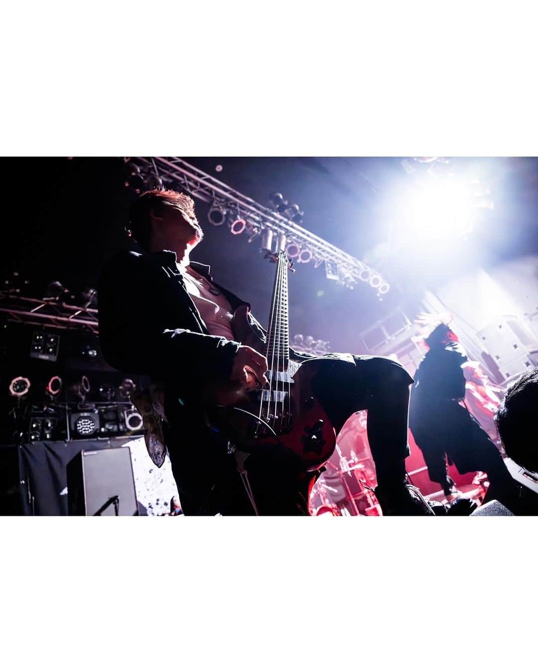 侑威地さんのインスタグラム写真 - (侑威地Instagram)「SiM “PLAYDEAD”  WORLD TOUR SEASON 1@熊本DRUM B.9 V1  photo by @ishii_maki  #rottengraffty #sim #playdeadworldtourseason1」12月2日 14時48分 - yuichi_rotten