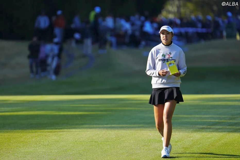 エイミー・コガさんのインスタグラム写真 - (エイミー・コガInstagram)「JLPGA ファイナルQT 今年のさいごのしあいがおわりました！✨  また来年もレギュラーツアーにでます😆  本当に今年は今までにないちょうしのわるさ、QTにいくのがものすごくふわんで、来年お仕事があるのかないのか😭  でも秋からゴルフがゴルフぽっくなってきてQTまでにまにあってよかった😭  いつもおうえんしてくれてるスポンサーさん、チームエイミー、family and friends、ファンのみなさんエイミーのことあきらめなくてありがとうございました！💛  Mitsuuroko Group Holdings Cadillac Japan  7vcs  Suganami Group Egaodo Seikotsuin Fuji Group F Time New Era Jun & Rope NO 1 Grips  PEP Osaka  来年はやります！❤️‍🔥  オフシーズンです！今年もいっぱいお仕事してからかえります🍍  JLPGA Final Stage Q School✨  Happy to say that I was able to keep my card and have full status on the JLPGA Regular Tour for next season!   I would like to thank my team, sponsors, family, friends, and fans for all the support and not giving up on me even if I had my worst season.   Can’t wait to see what next season has in store for me😆 It’s finally off season!   #エイミーコガ」12月2日 14時49分 - eimango