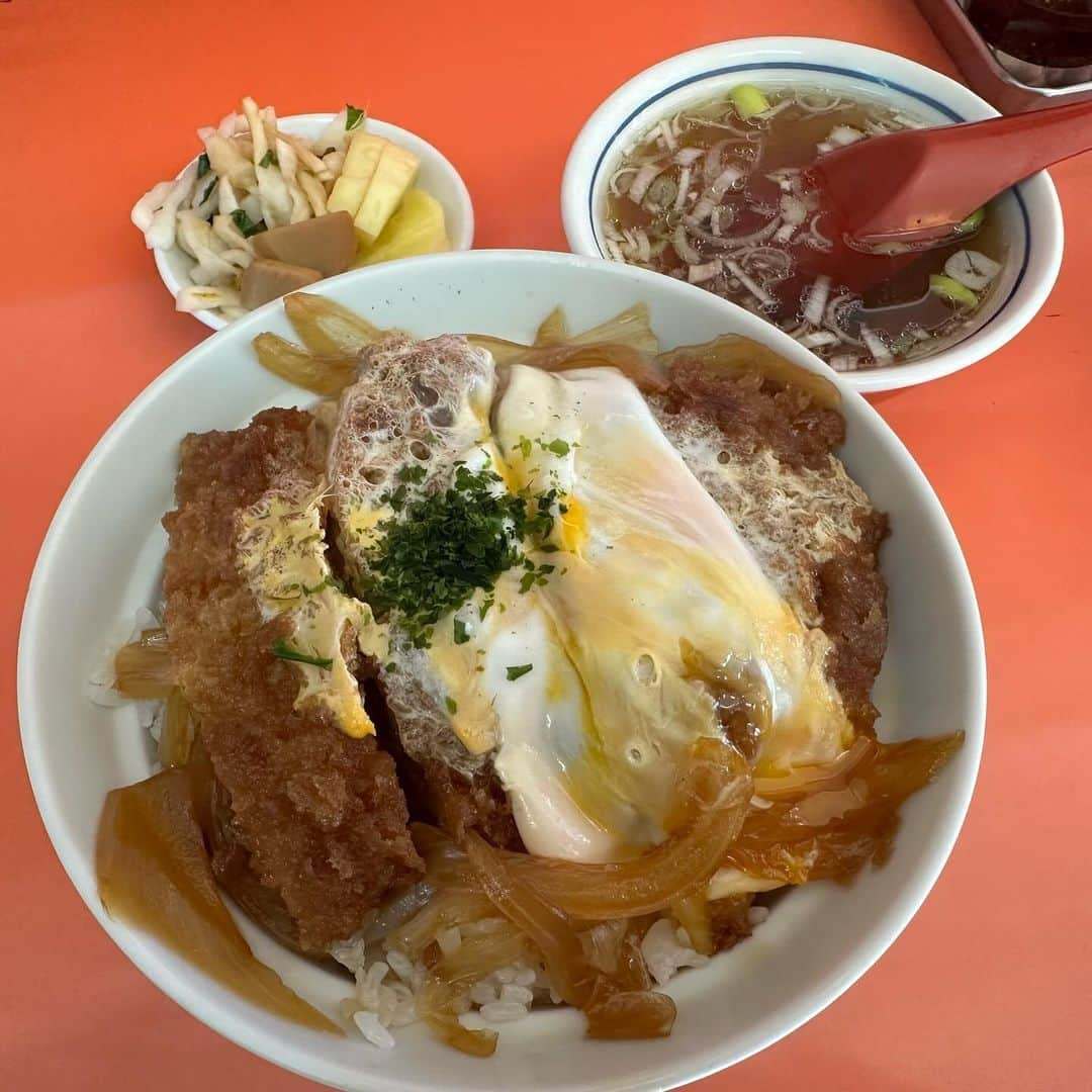 やふさんのインスタグラム写真 - (やふInstagram)「町中華のカツ丼って、蕎麦屋のカツ丼とはまた違うおいしさがあるのよね。毎回チャーハンと迷うんだけどね。こちらのお店、お漬物見ただけでもう最高なんですよ。全部おかみさん手作りのたくあん・生姜・古漬けが小皿にてんこ盛り。素晴らしい。 . #町中華 #カツ丼 #餃子」12月2日 14時50分 - kyafy