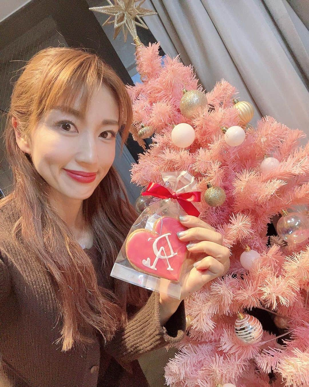 庄司ゆうこさんのインスタグラム写真 - (庄司ゆうこInstagram)「@douxavenir_golf のクリスマスポップアップに行ってきました❣️ 可愛いゴルフウェアたくさんあってテンション上がった✨ サイズもXSがあるし、自分の今の体型にピッタリとフィットするので最高😆 ゴルフウェアMかLばかりしか持ってなかったけど全部友達にあげた、、笑 最近はボトムスもSだと大きいからxsがあるゴルフウェアってなかなかないから助かります✨ このまま太らないように体型キープしないとね。笑 今月のゴルフで早速着ていこー😆 #ゴルフウェア#クリスマスポップアップ#ゴルフ女子#ゴルフコーデ」12月2日 14時50分 - yuko.shoji