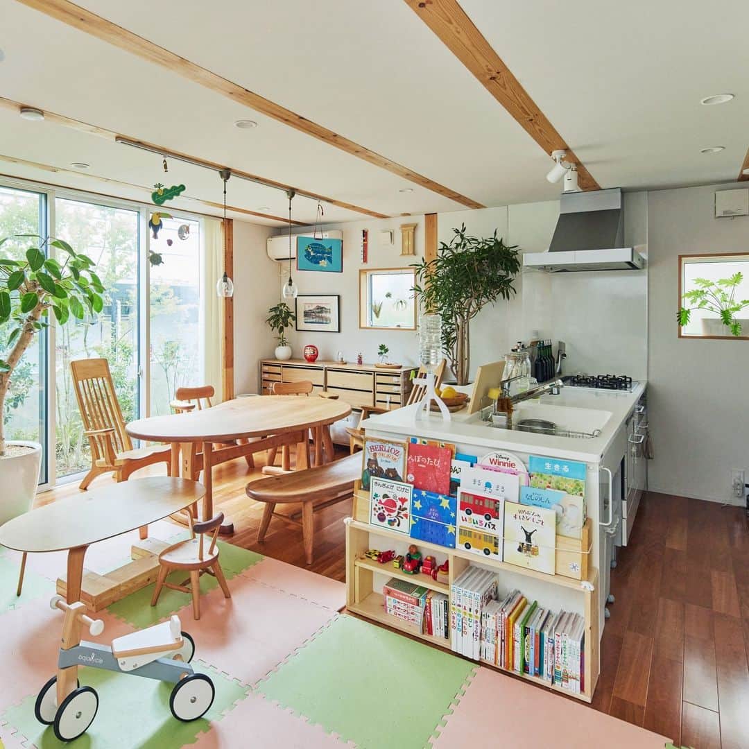 無印良品の家さんのインスタグラム写真 - (無印良品の家Instagram)「【住まいの実例】 ご住所：東京都調布市 竣工年月：2017年08月 延床面積：99.36m²  東京都調布市の閑静な住宅街にある「木の家」S邸は、白い外壁が周囲の緑と調和を見せるお宅です。  Sさんご一家は、ご夫妻とお子さまの3人家族。「冬の暖かさや夏の涼しさなど、住み心地の良さに毎年、驚いています」と語るご夫妻は、「木の家」に住み出して約4年が経ちました。  「インターネットで『無印良品の家』のことは知りました。ホームページで断熱性能をはじめ家としての機能の高さを読んで、『こんな家だったら、住み心地もいいだろうな』と印象に残っていました。だから、戸建てに住むことを考えるようになった際にも『無印良品の家』が、真っ先に妻との間で候補に上がりました」  そんなご夫妻は「住まい」に求めるものも早い段階から明確になっていました。 「仕事柄、ふたりとも在宅が多いこともあり、とにかく『家で過ごす時間が心地よくなる』住まいにしたいと考えていました。当時は子どもは生まれていませんでしたが、どこにいても、子どもも含めた家族全員の息づかいが感じられるような家がいいな、と思っていました。そういった意味で、すべての空間が有機的につながっている『一室空間』のコンセプトはとても魅力的でした」  相談を重ねた上で、自分たちのライフスタイルによりフィットする「木の家」に住むことを決めたおふたり。家づくりも「無印良品の家」の特長を生かす、という基本方針のもとに進めていきました。キッチンから床材の素材選びまで、お互いの好みや考えを反映させながら、完成させた「木の家」。その住み心地にはおふたりとも満足しています。  2021.8.3公開住まいの実例『住み続けていくことで、真価がじんわり伝わってきています』より  詳しくはプロフィールハイライトか、「無印良品の家」HPをご覧ください。  @mujihouse  #無印良品の家 #mujihouse #木の家 #無印良品の家_木の家 #施工例 #施工事例集 #おうちづくり #マイホームメモ #キッチン収納 #キッチンインテリア #リビングインテリア #リビング収納 #リビングダイニング #壁面収納 #キッチン収納 #対面キッチン #洗面台 #こどもとの暮らし」12月2日 15時00分 - mujihouse