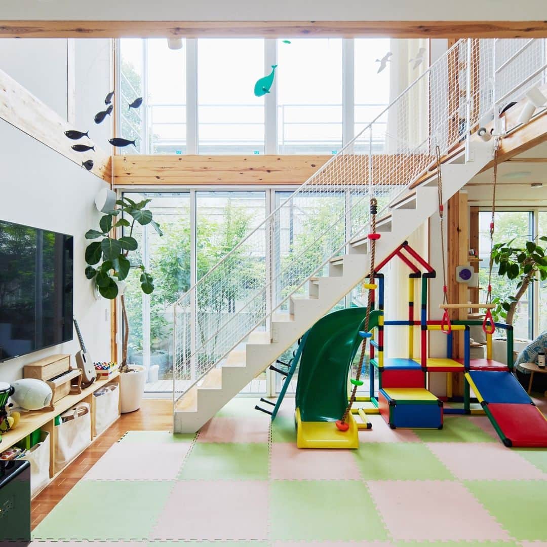 無印良品の家さんのインスタグラム写真 - (無印良品の家Instagram)「【住まいの実例】 ご住所：東京都調布市 竣工年月：2017年08月 延床面積：99.36m²  東京都調布市の閑静な住宅街にある「木の家」S邸は、白い外壁が周囲の緑と調和を見せるお宅です。  Sさんご一家は、ご夫妻とお子さまの3人家族。「冬の暖かさや夏の涼しさなど、住み心地の良さに毎年、驚いています」と語るご夫妻は、「木の家」に住み出して約4年が経ちました。  「インターネットで『無印良品の家』のことは知りました。ホームページで断熱性能をはじめ家としての機能の高さを読んで、『こんな家だったら、住み心地もいいだろうな』と印象に残っていました。だから、戸建てに住むことを考えるようになった際にも『無印良品の家』が、真っ先に妻との間で候補に上がりました」  そんなご夫妻は「住まい」に求めるものも早い段階から明確になっていました。 「仕事柄、ふたりとも在宅が多いこともあり、とにかく『家で過ごす時間が心地よくなる』住まいにしたいと考えていました。当時は子どもは生まれていませんでしたが、どこにいても、子どもも含めた家族全員の息づかいが感じられるような家がいいな、と思っていました。そういった意味で、すべての空間が有機的につながっている『一室空間』のコンセプトはとても魅力的でした」  相談を重ねた上で、自分たちのライフスタイルによりフィットする「木の家」に住むことを決めたおふたり。家づくりも「無印良品の家」の特長を生かす、という基本方針のもとに進めていきました。キッチンから床材の素材選びまで、お互いの好みや考えを反映させながら、完成させた「木の家」。その住み心地にはおふたりとも満足しています。  2021.8.3公開住まいの実例『住み続けていくことで、真価がじんわり伝わってきています』より  詳しくはプロフィールハイライトか、「無印良品の家」HPをご覧ください。  @mujihouse  #無印良品の家 #mujihouse #木の家 #無印良品の家_木の家 #施工例 #施工事例集 #おうちづくり #マイホームメモ #キッチン収納 #キッチンインテリア #リビングインテリア #リビング収納 #リビングダイニング #壁面収納 #キッチン収納 #対面キッチン #洗面台 #こどもとの暮らし」12月2日 15時00分 - mujihouse