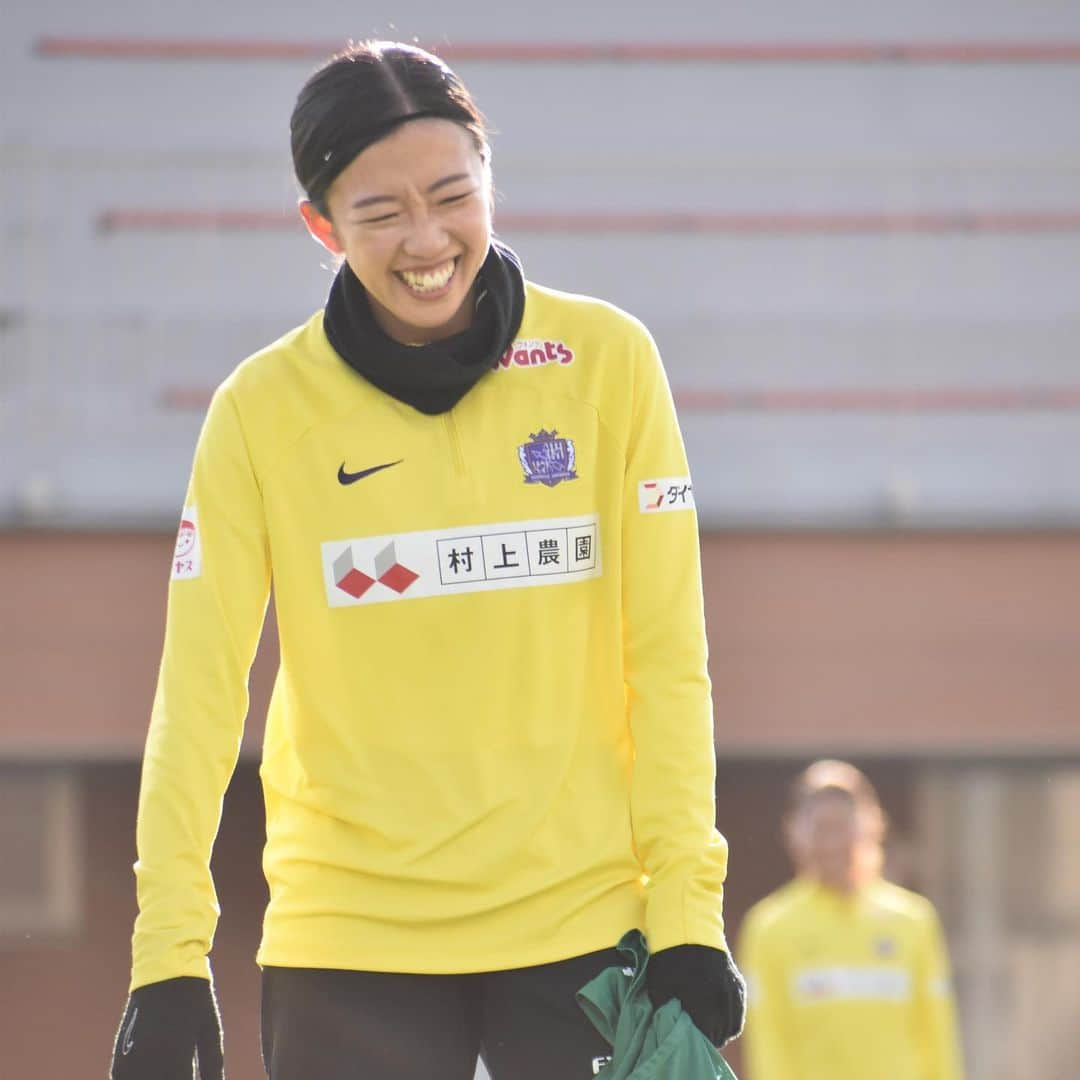 島袋奈美恵のインスタグラム：「. training photo📸  NEXT GAME ーーーーーーーー 🗓12月9日（土） ⚽️13:00キックオフ 🆚 ジェフユナイテッド市原・千葉レディース 🏟 ゼットエーオリプリスタジアム ーーーーーーー  #サンフレッチェ広島レジーナ」