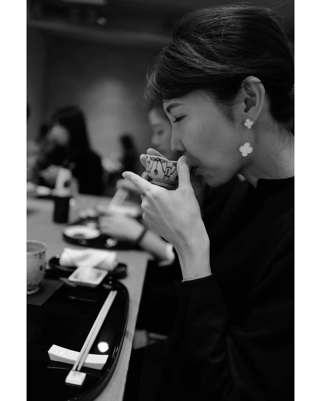 友利新さんのインスタグラム写真 - (友利新Instagram)「金沢では「小松弥助」さんにお邪魔しました。 名店なのですがアットホーム(百合が小さい頃から通ってるからもありますね)でいい意味で肩肘張らず楽しく最高のお寿司を堪能する事ができました。 百合色んな体験させてくれてありがとう！」12月2日 14時52分 - aratatomori