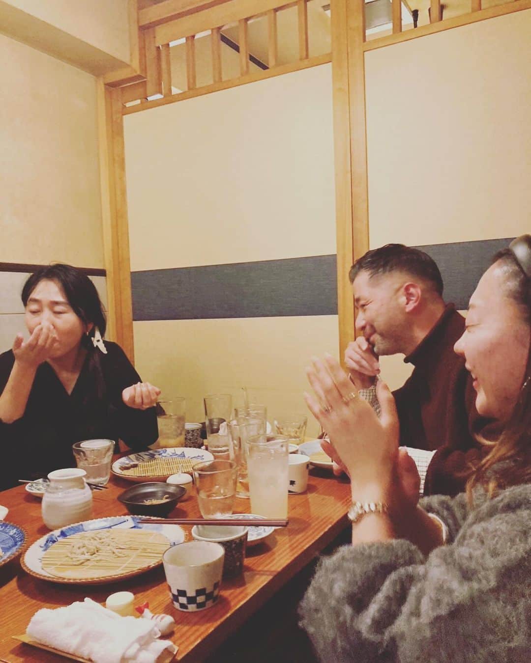 浜島直子さんのインスタグラム写真 - (浜島直子Instagram)「父さん  バンドメンバーで  忘年会に行ったわけで。  でも  まだ一度も  バンドの練習をしたことないわけで。  🤣🤣🤣 ・ @ayumiayunco  @tkmizuho  @keiichisuto33  @omatsuomatsu  #父さんk  ・ #最後の写真 #歌っているのは #難破船🙈 #ちなみに私はボーカル担当ではありません #ボーカルはマコちん #驚きのうまさ😳✨  #モノマネもできるだなんてズルい🤣‼️ #やっぱり芸は身を助けるよね #手品練習しようかな🎩」12月2日 14時54分 - hamaji_0912